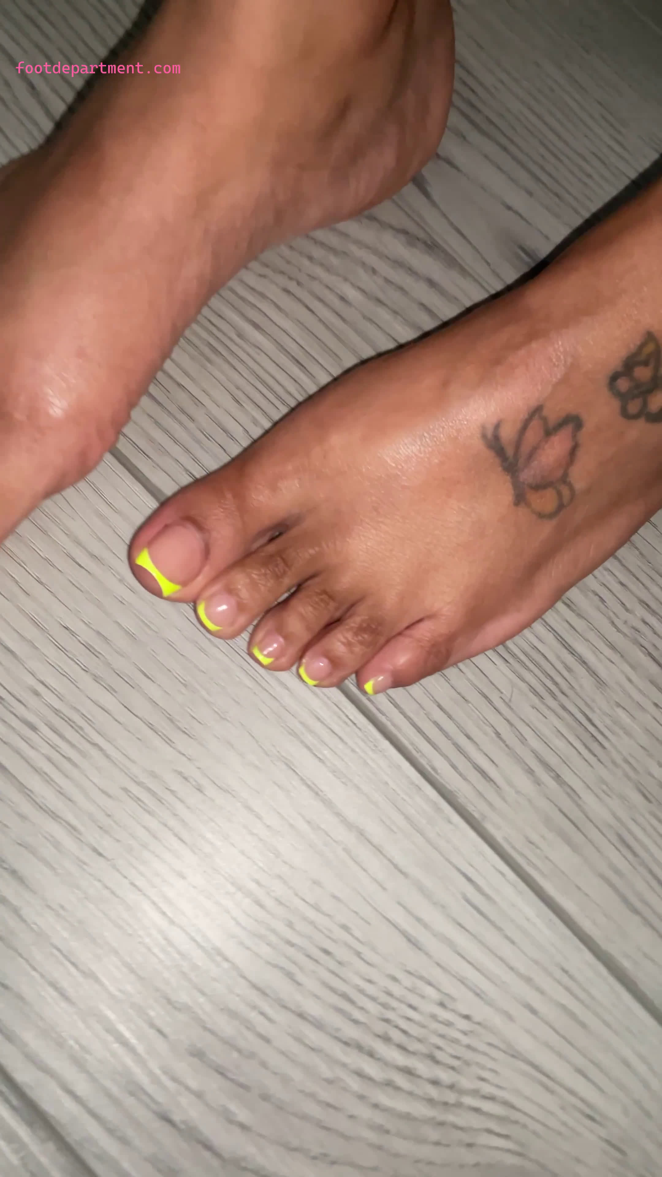 yellow toes