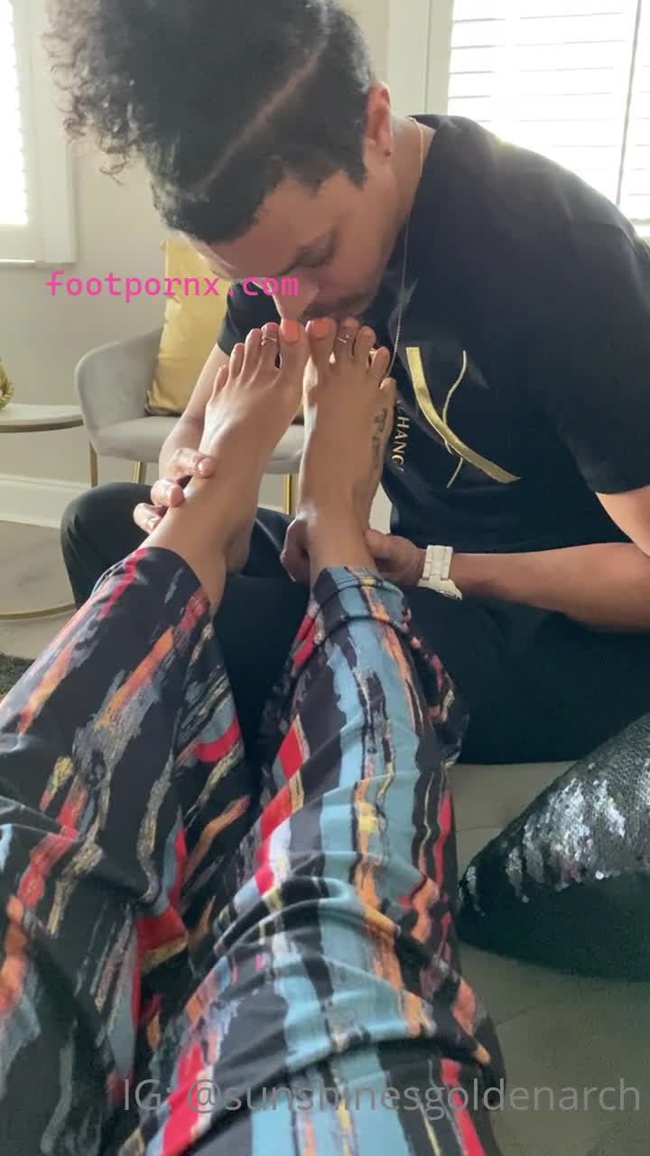 sunshinesgoldenarch ebony toes getting worshipped 2