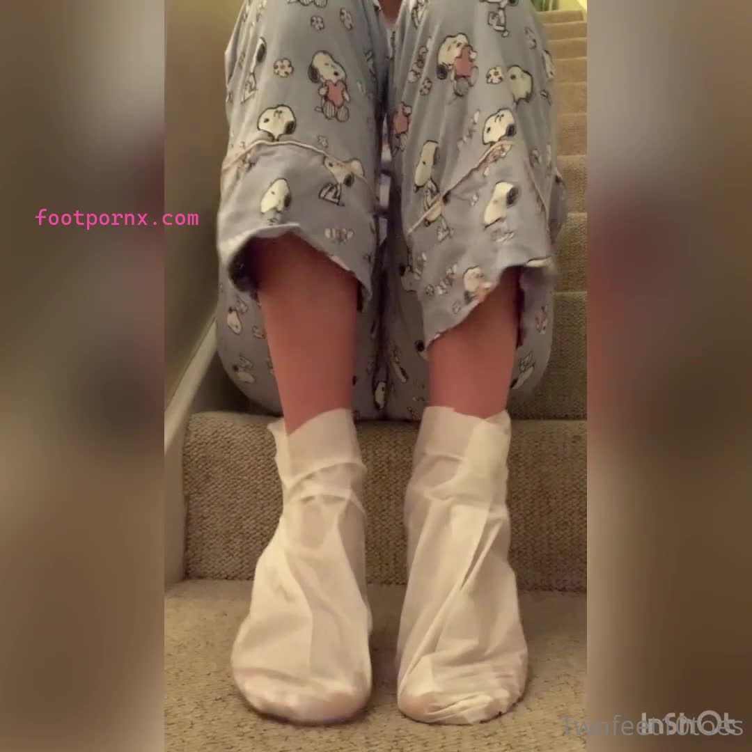 emmaemmarose pretty white girl showing soles 7