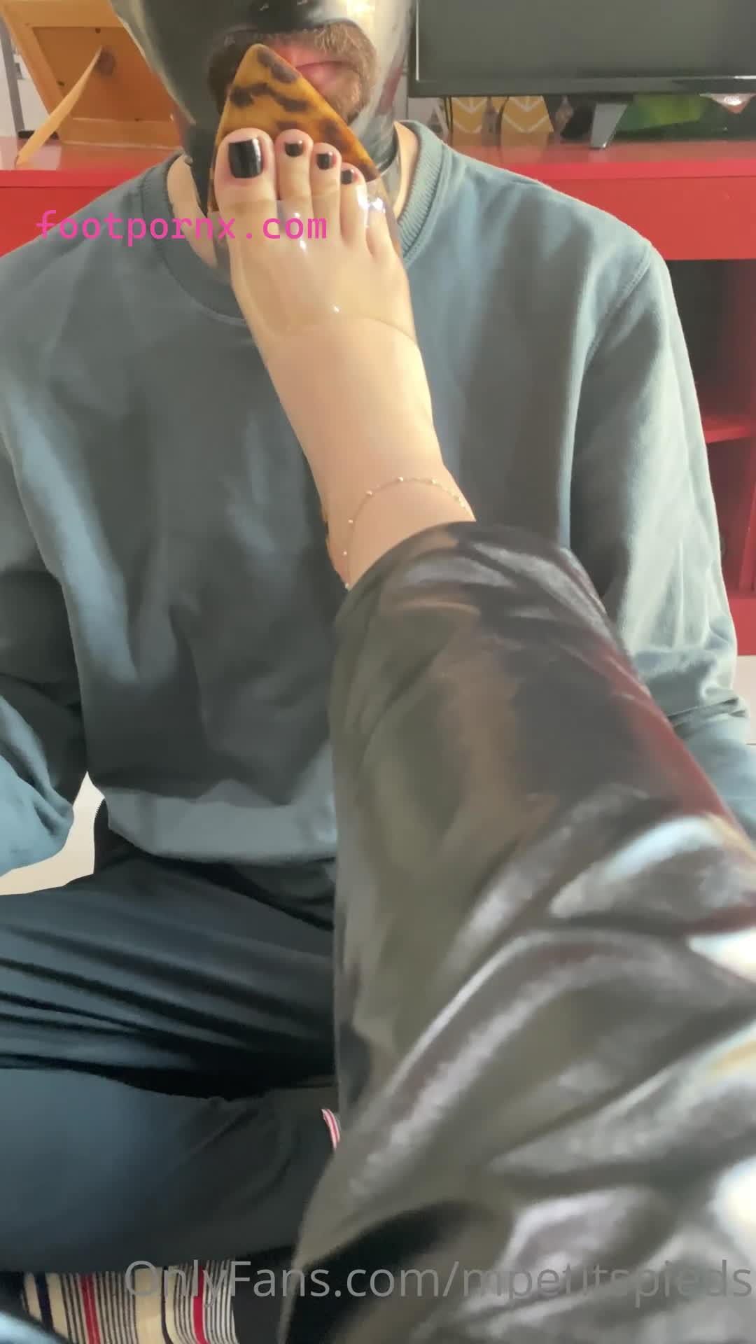 mpetitspieds toe sucking foot worship 1