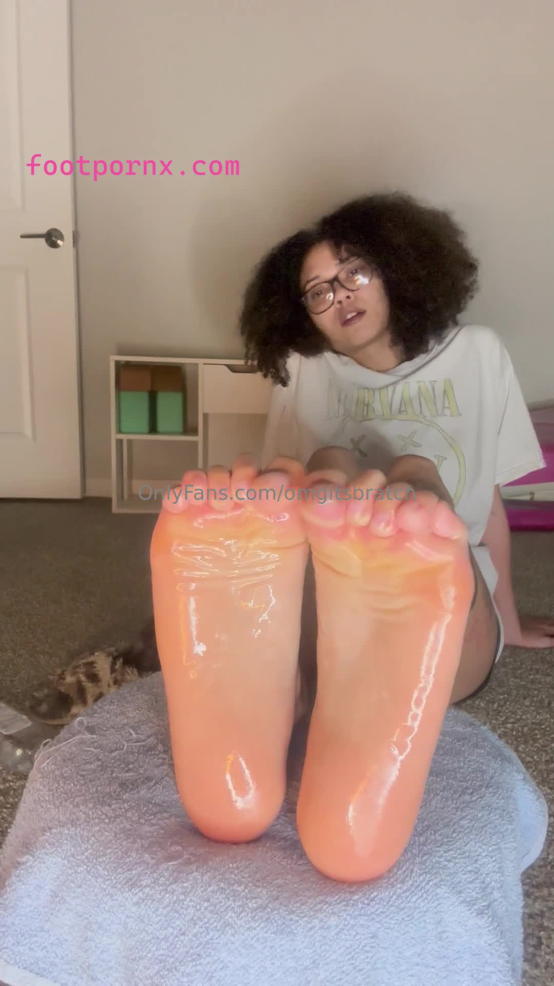 omgitsbratch lightskin pretty girl pretty soles and toes 6
