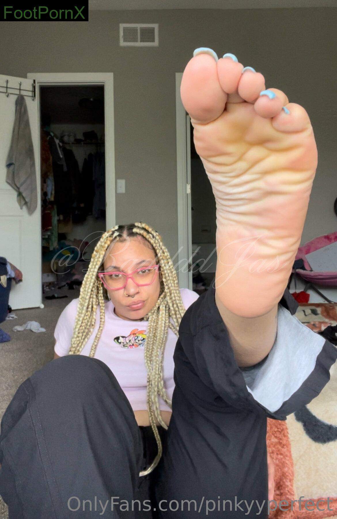 pinkyyperfect feet