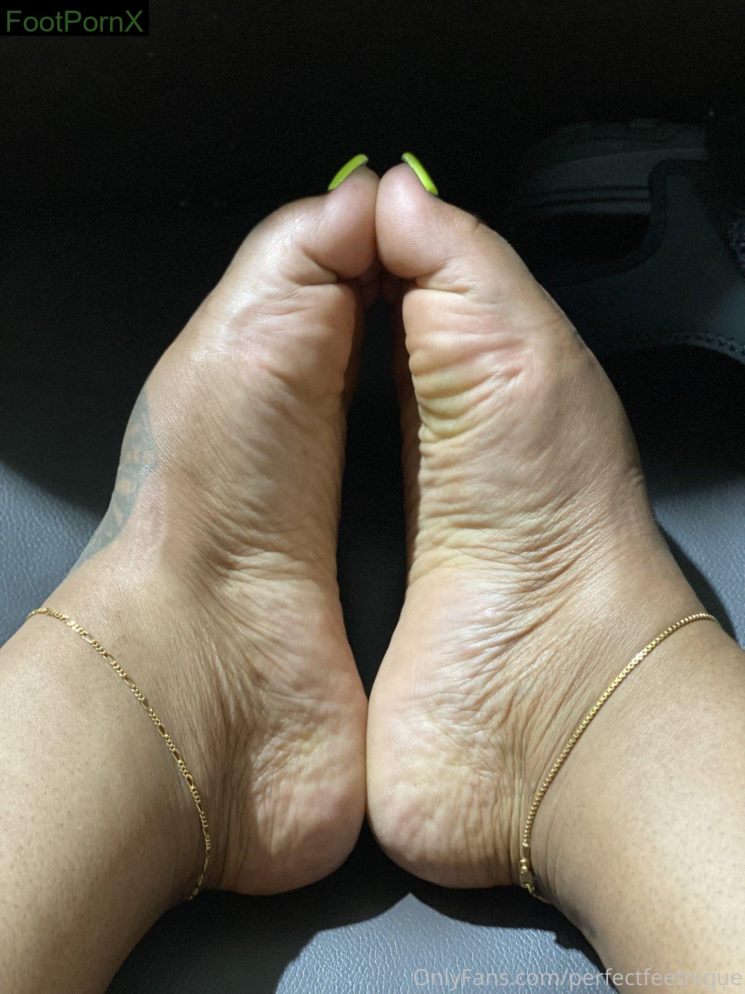 iwantnique feet