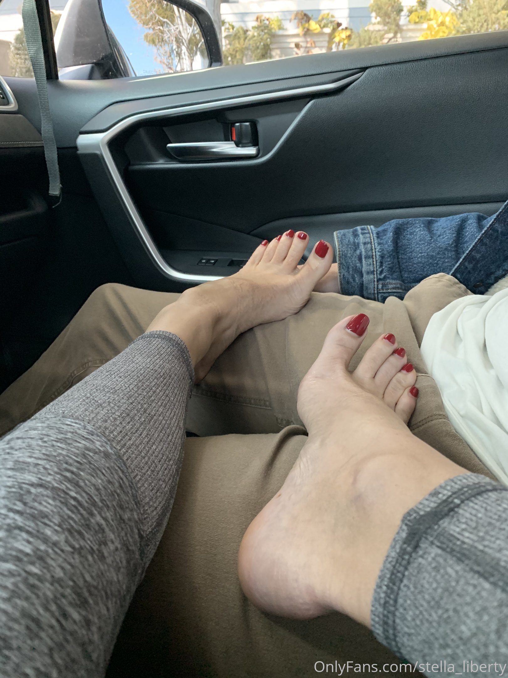 stella_liberty feet