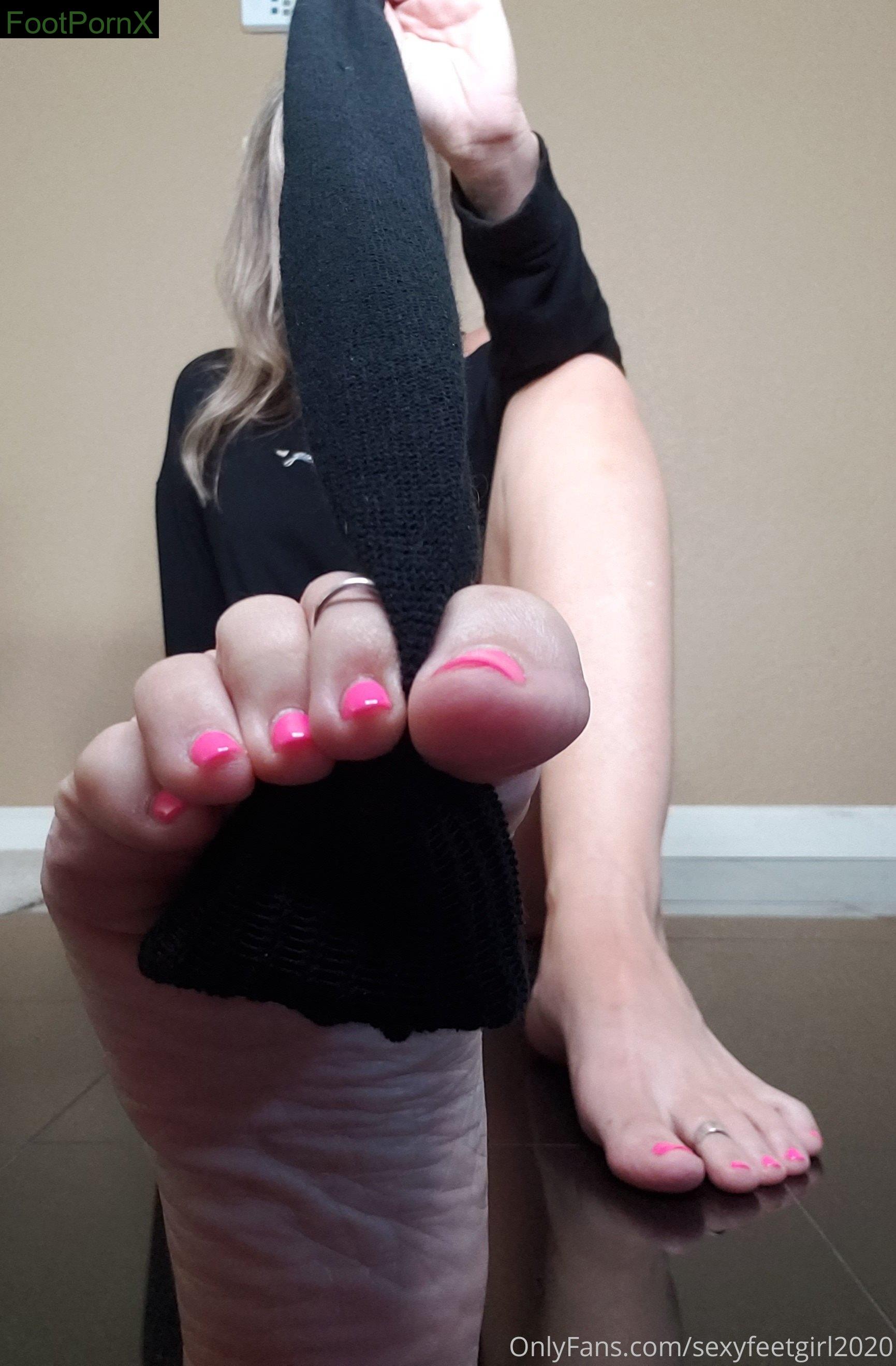 sexyfeetgirl2020 feet