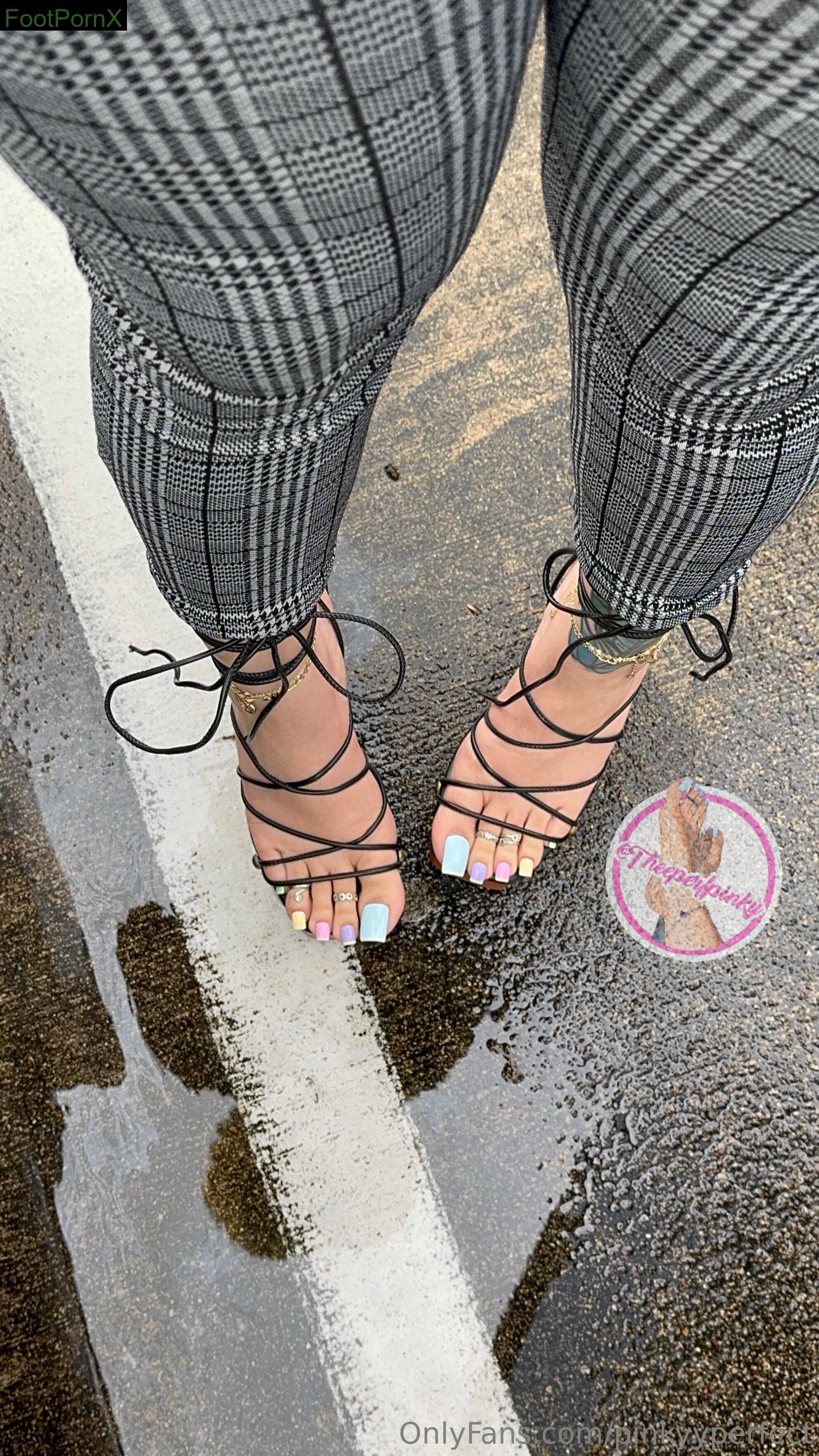 pinkyyperfect feet