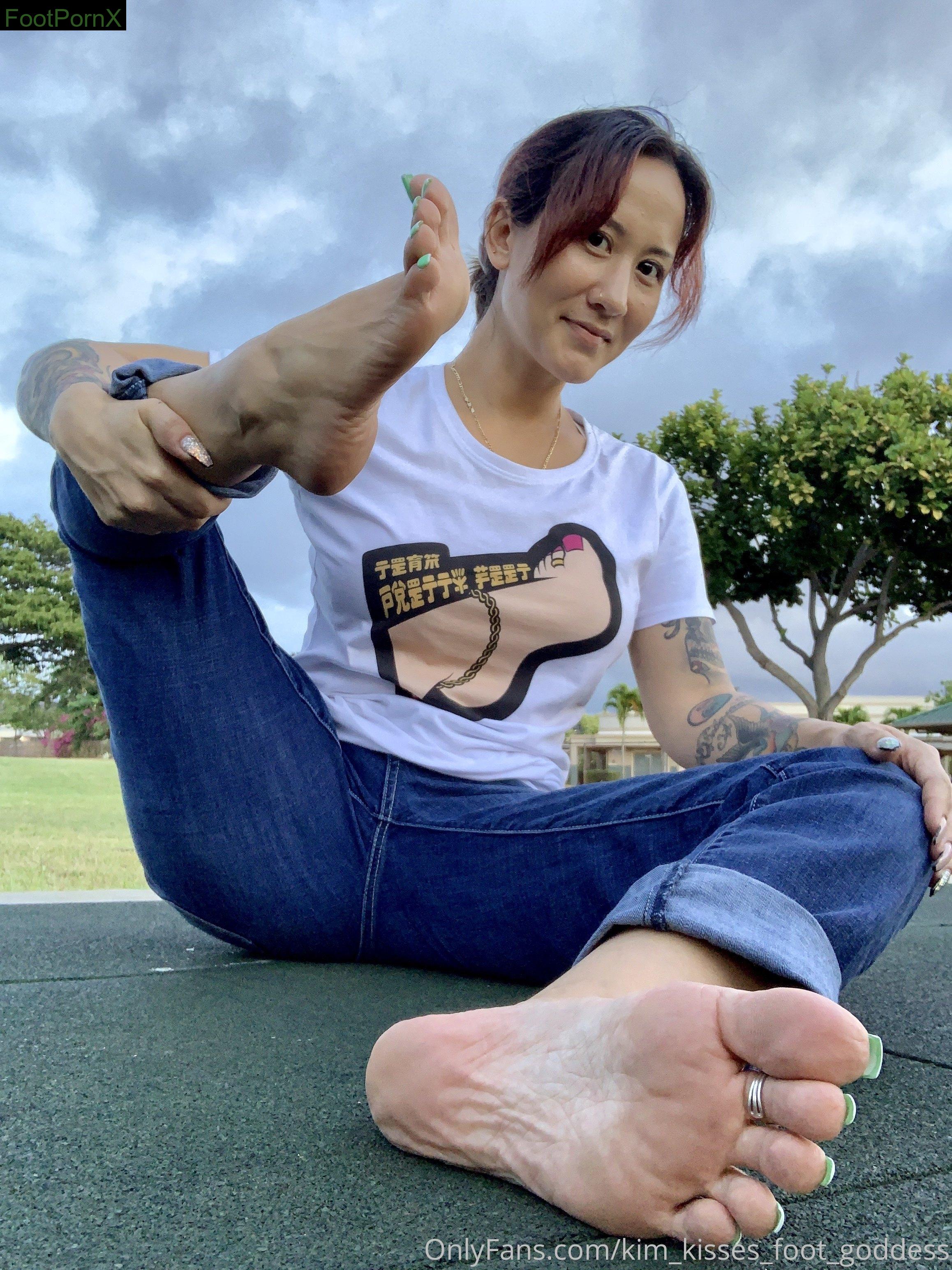 kim_kisses_foot_goddess feet