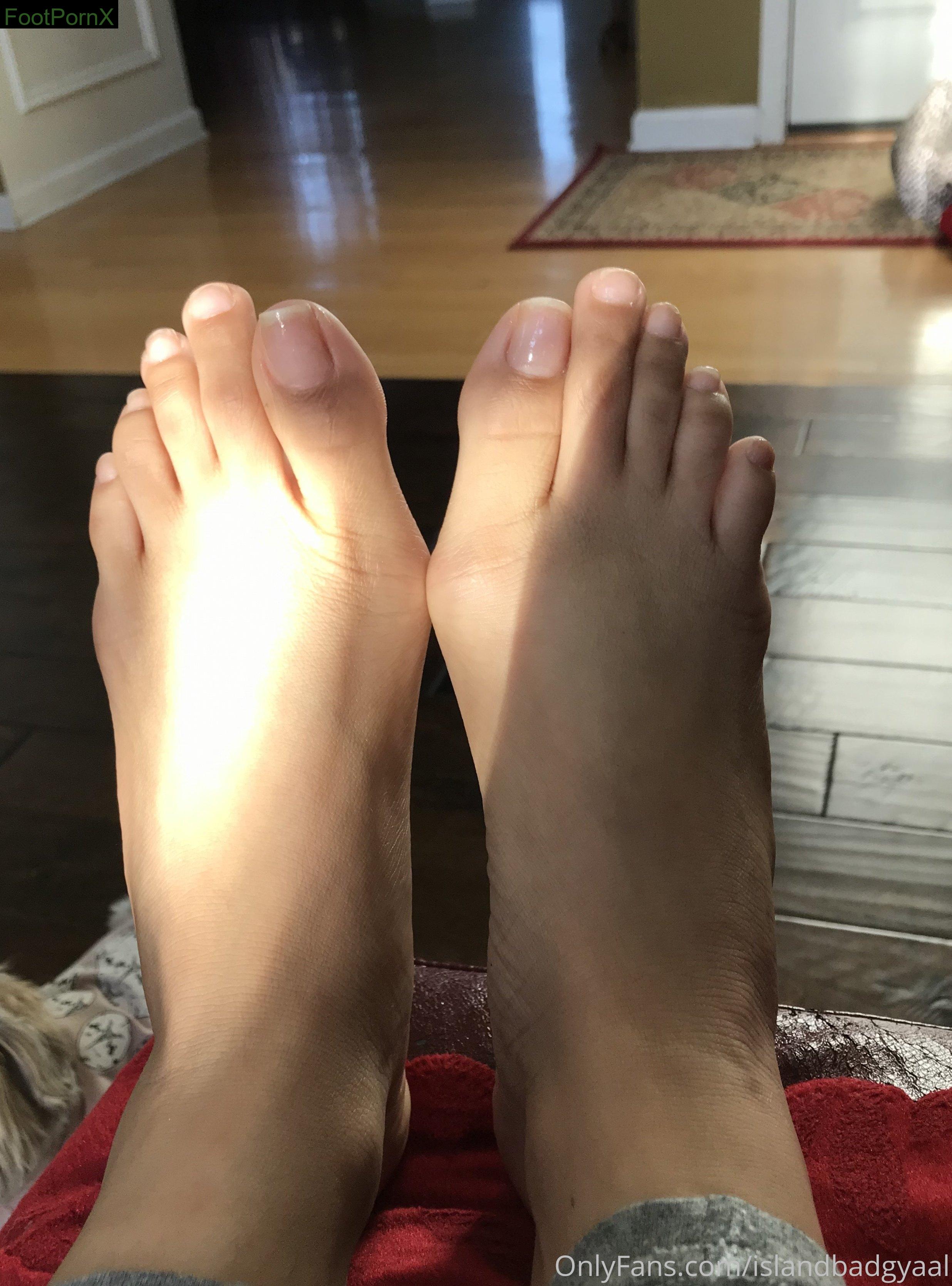 islandbadgyaal feet