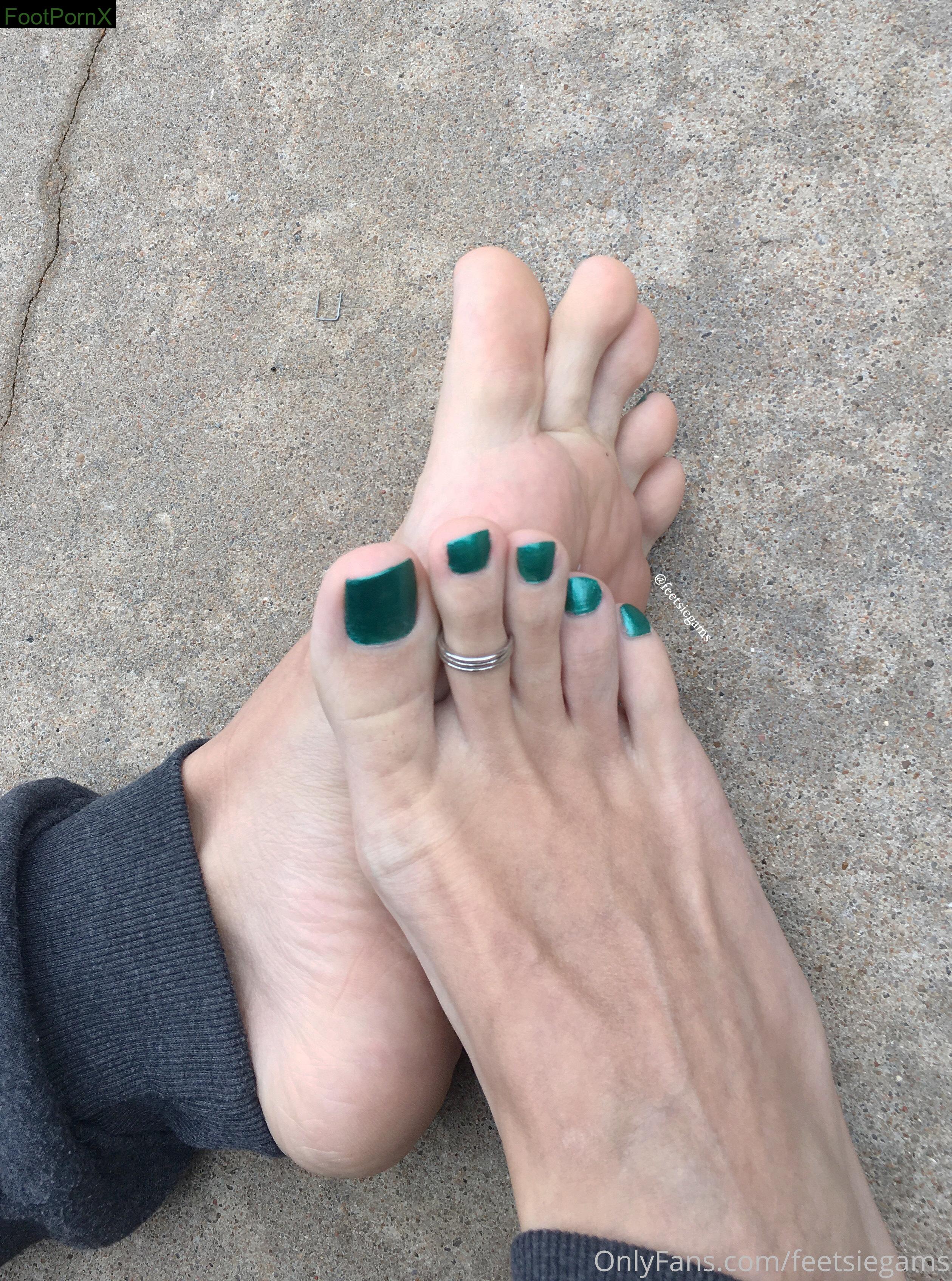 feetsiegams feet