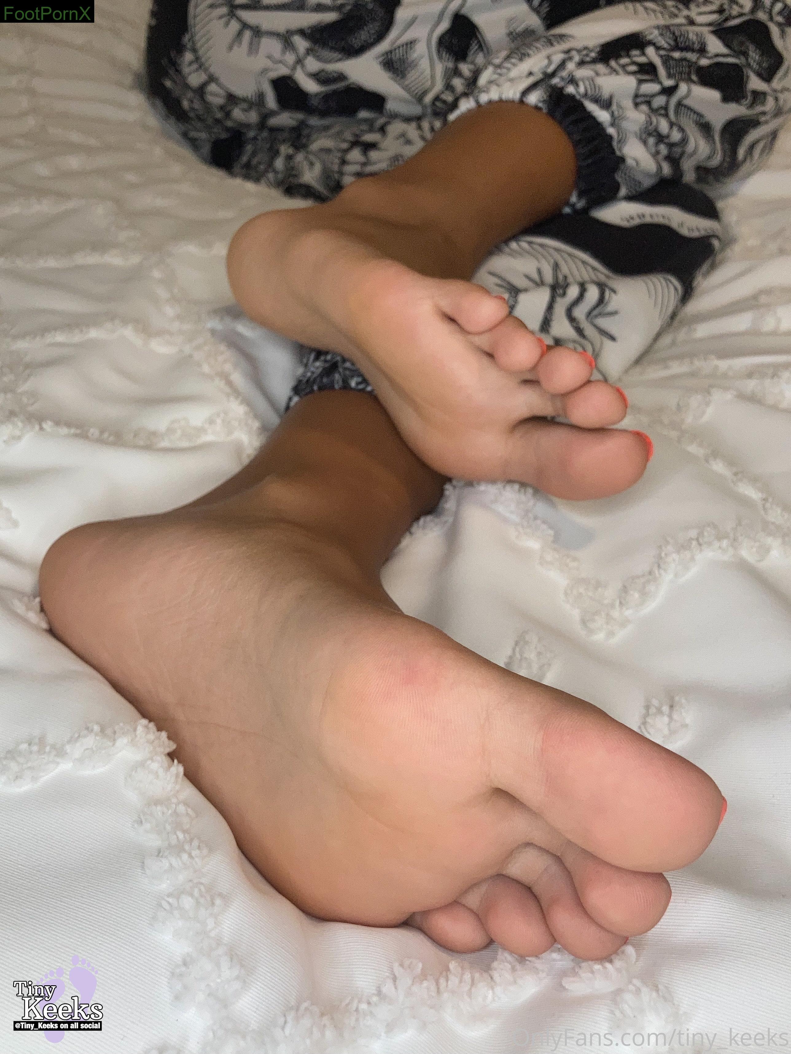 tiny_keeks feet