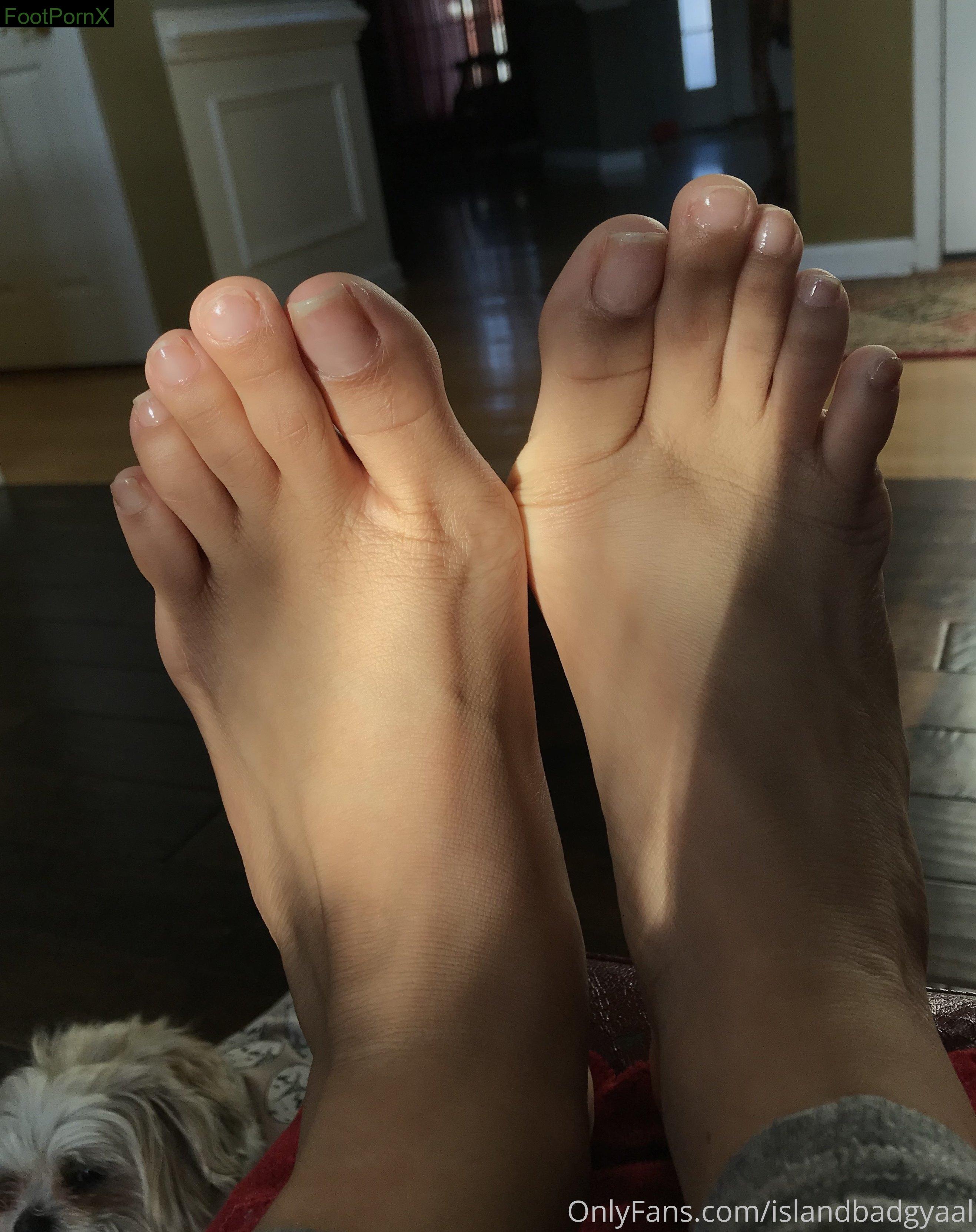 islandbadgyaal feet