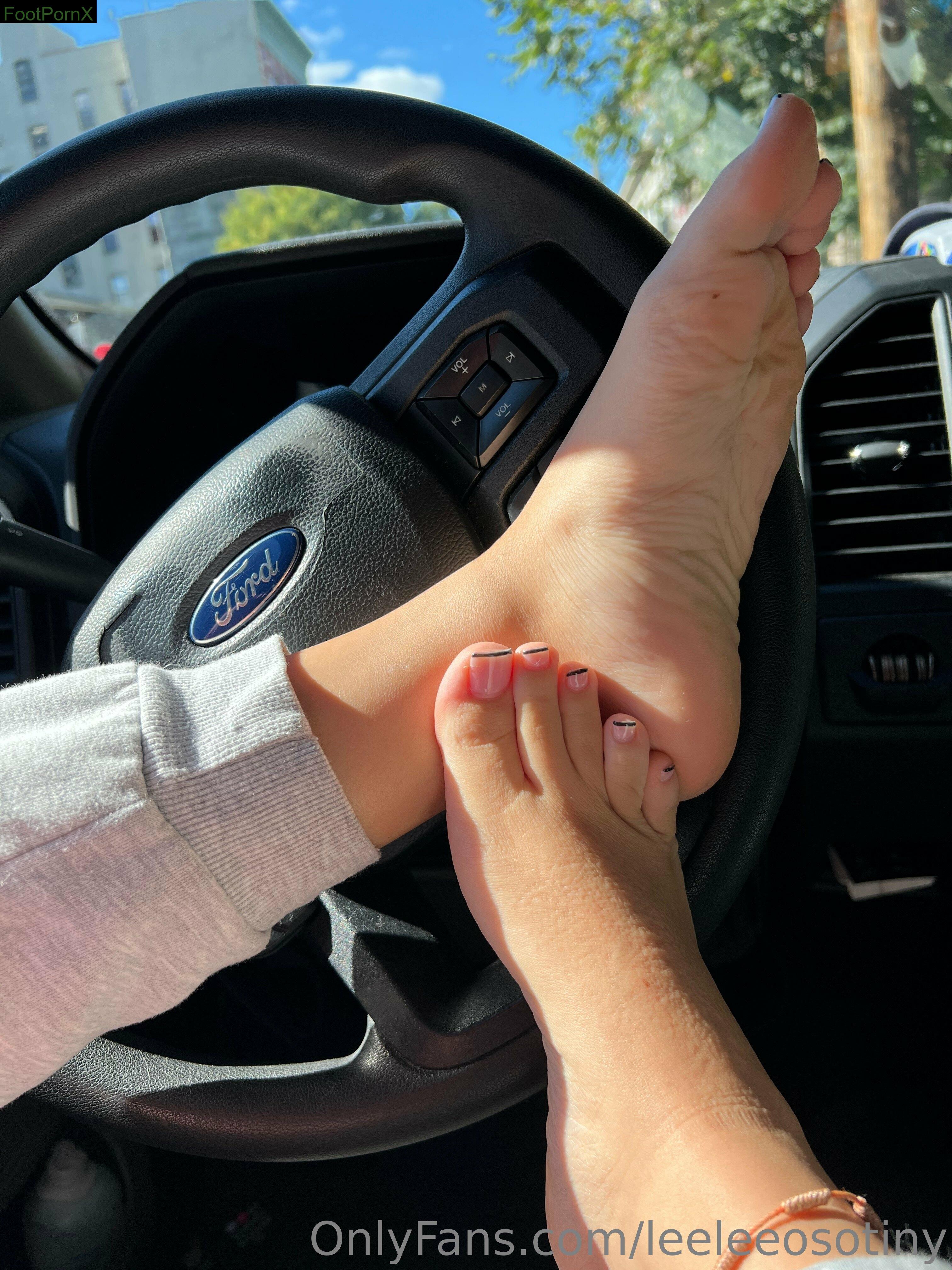 leeleeosotiny feet
