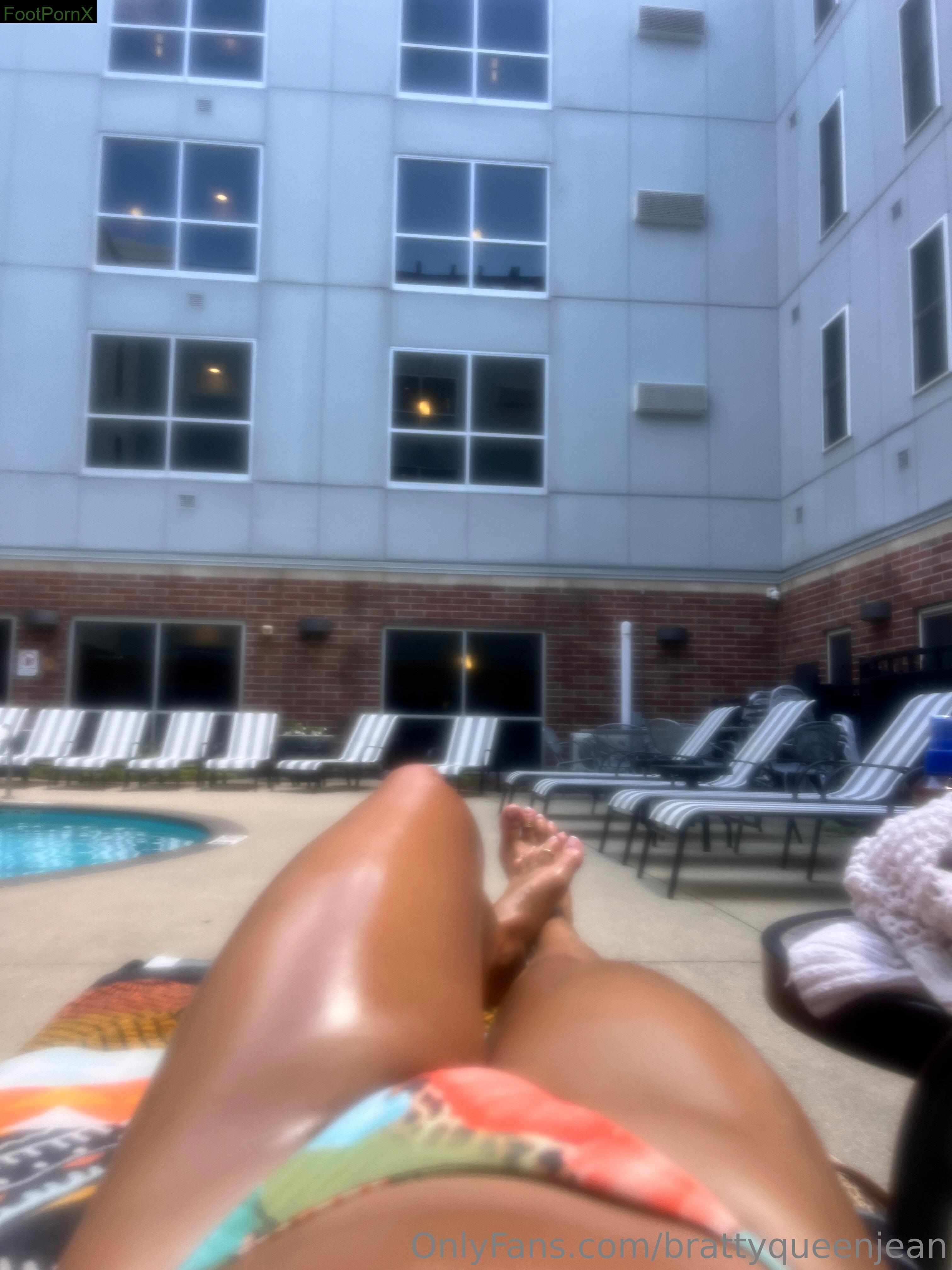brattyqueenjean feet