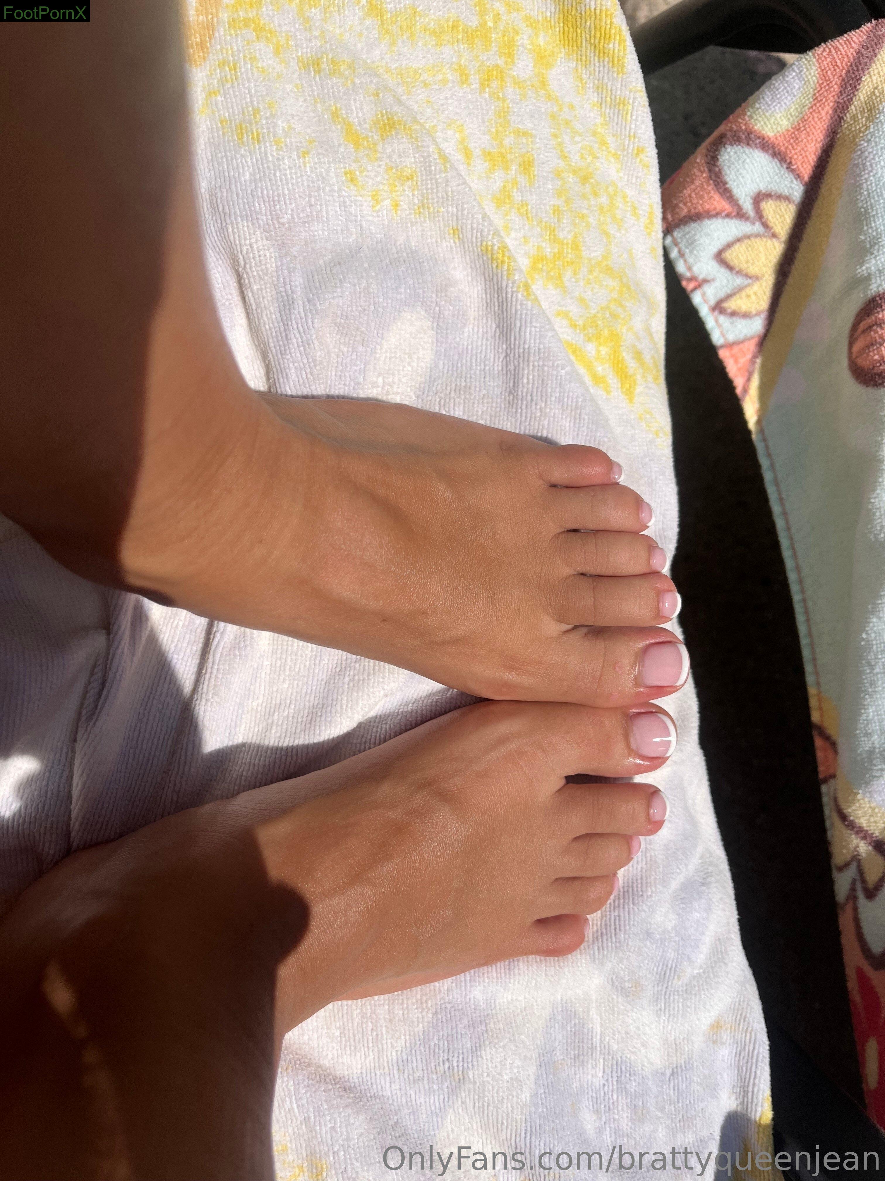 brattyqueenjean feet