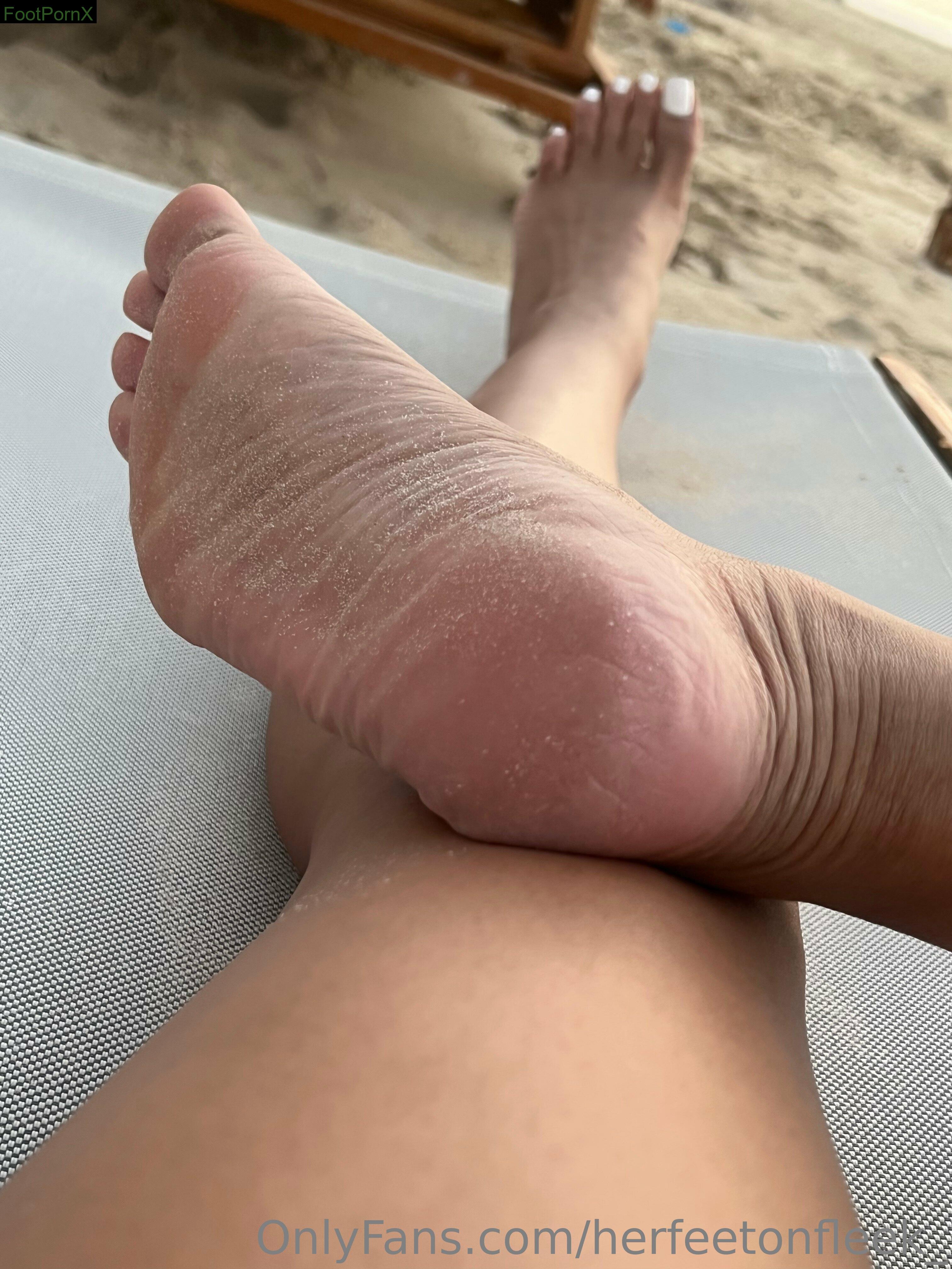 herfeetonfleek_ feet