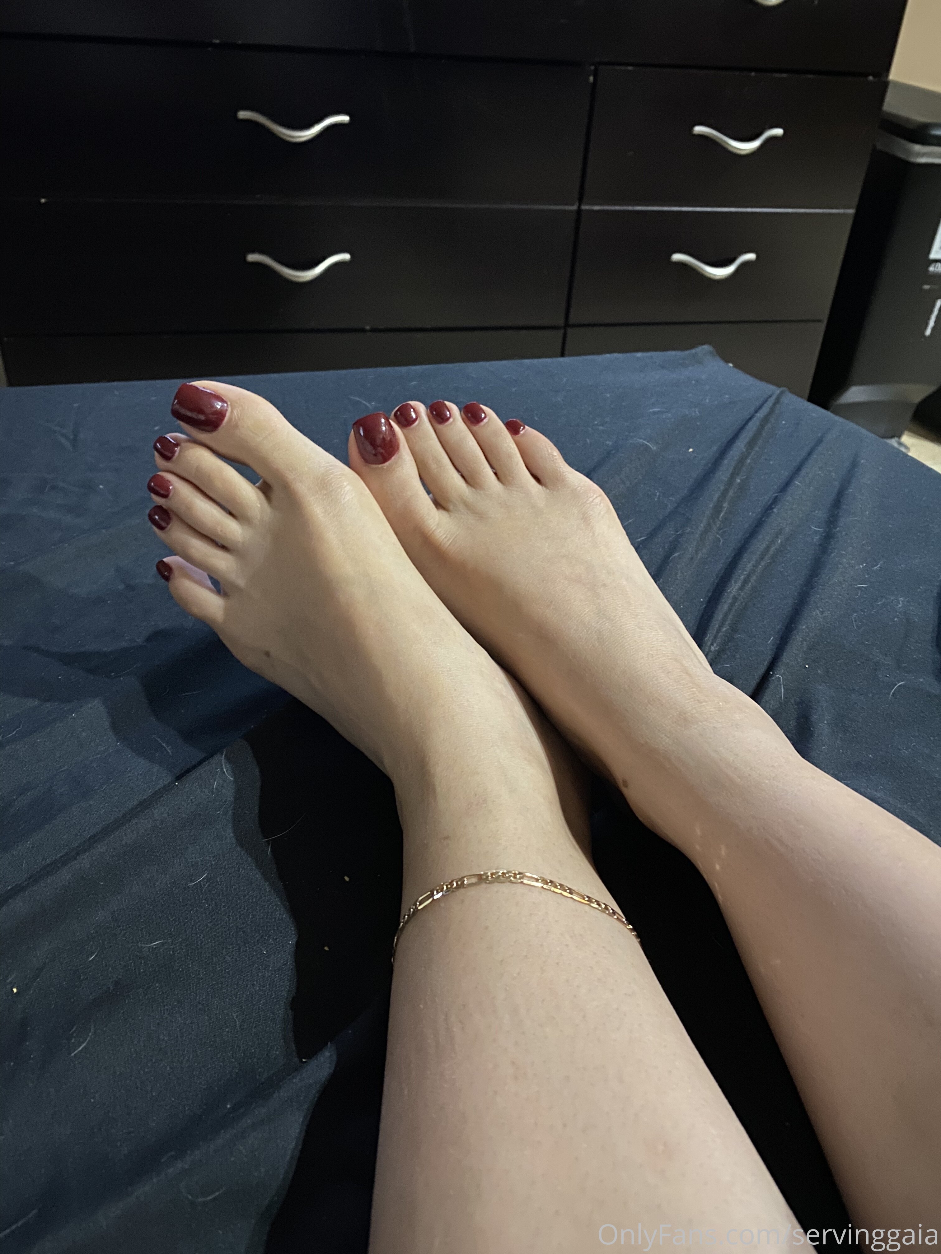 servinggaia feet