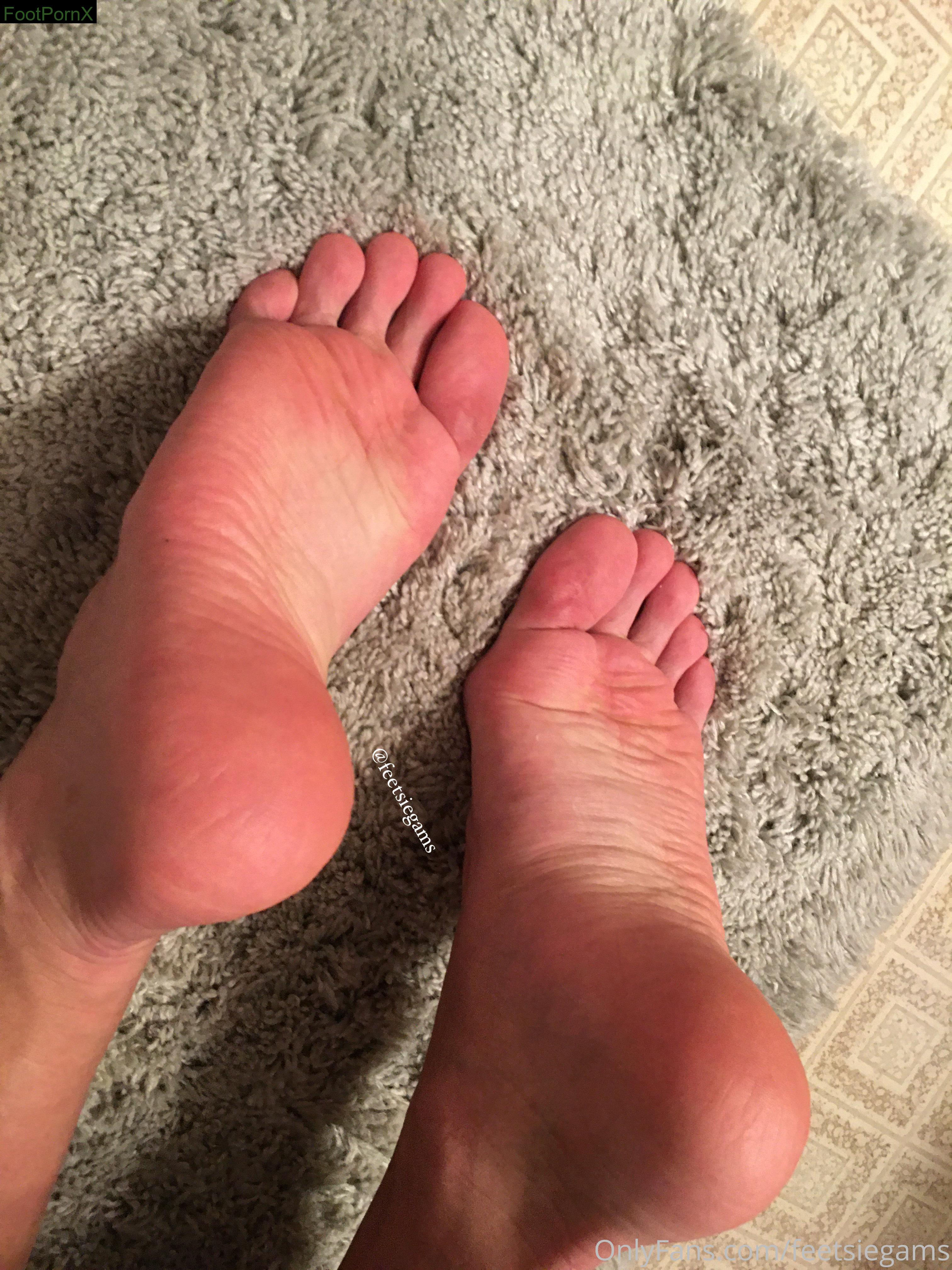 feetsiegams feet