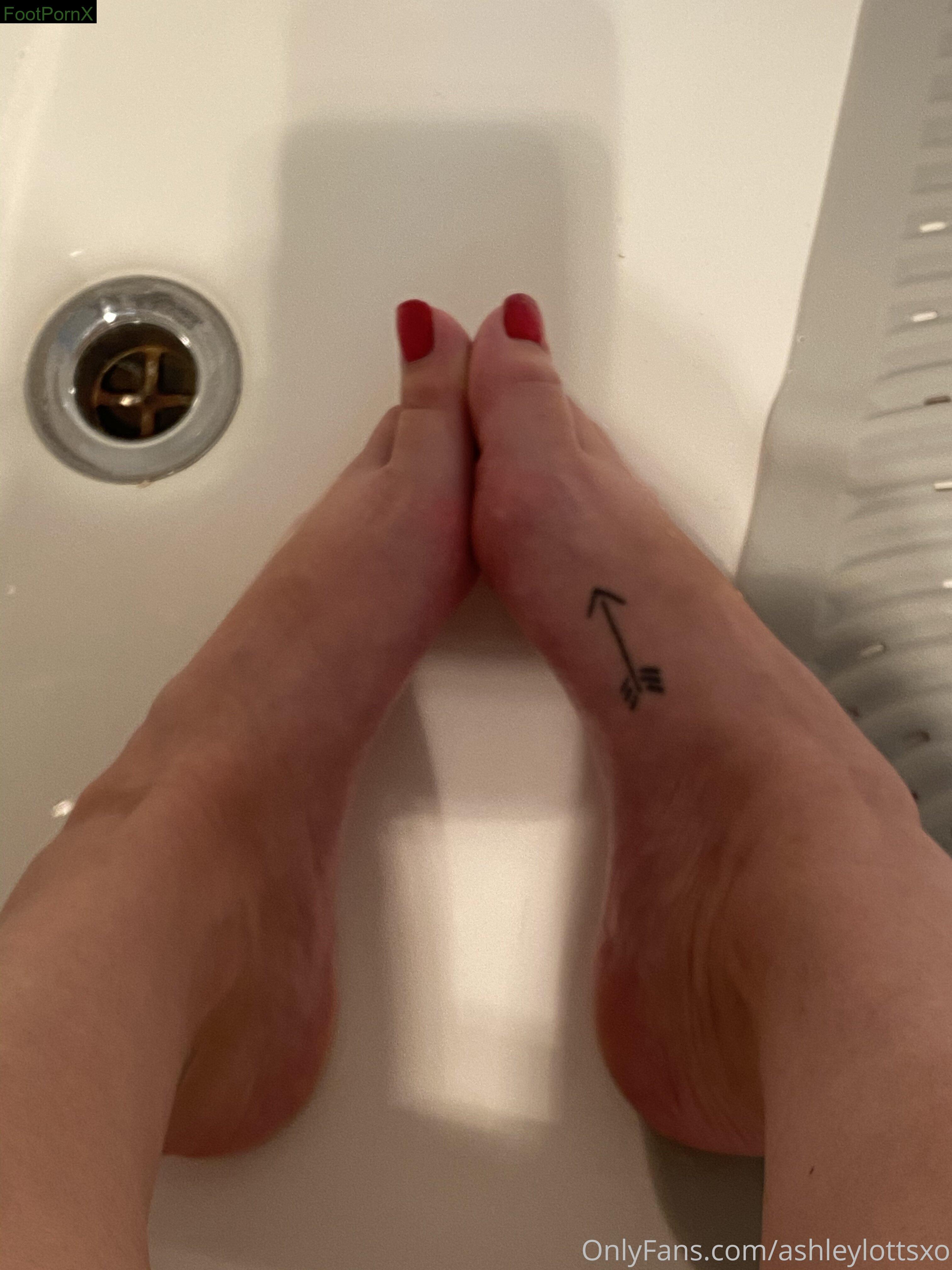 ashleylottsxo feet