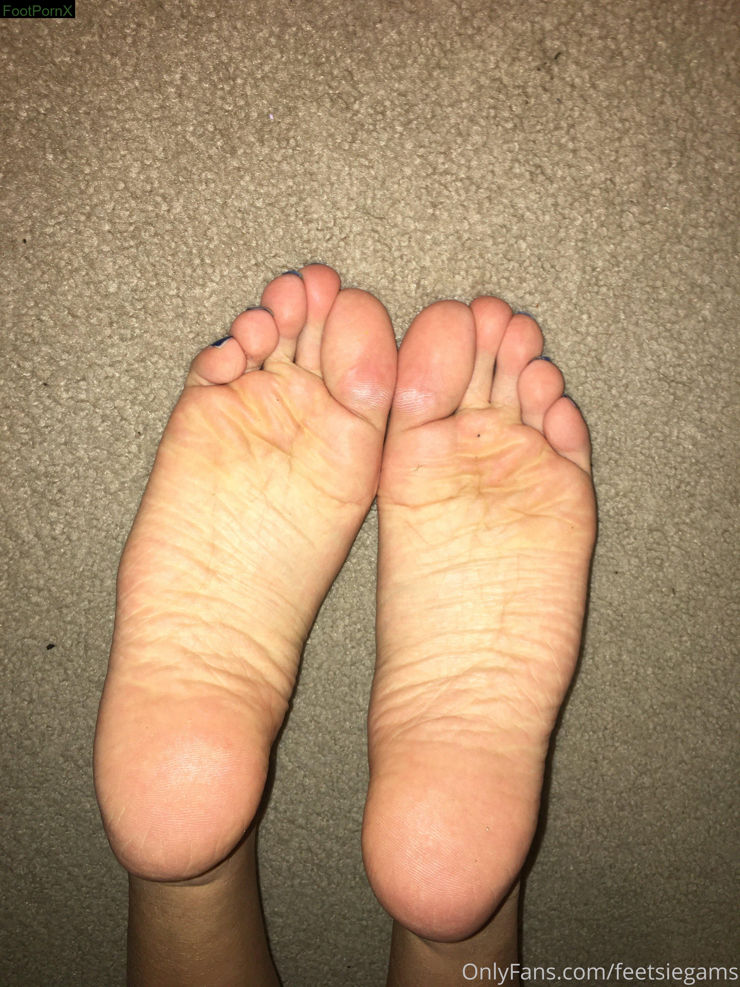 feetsiegams feet