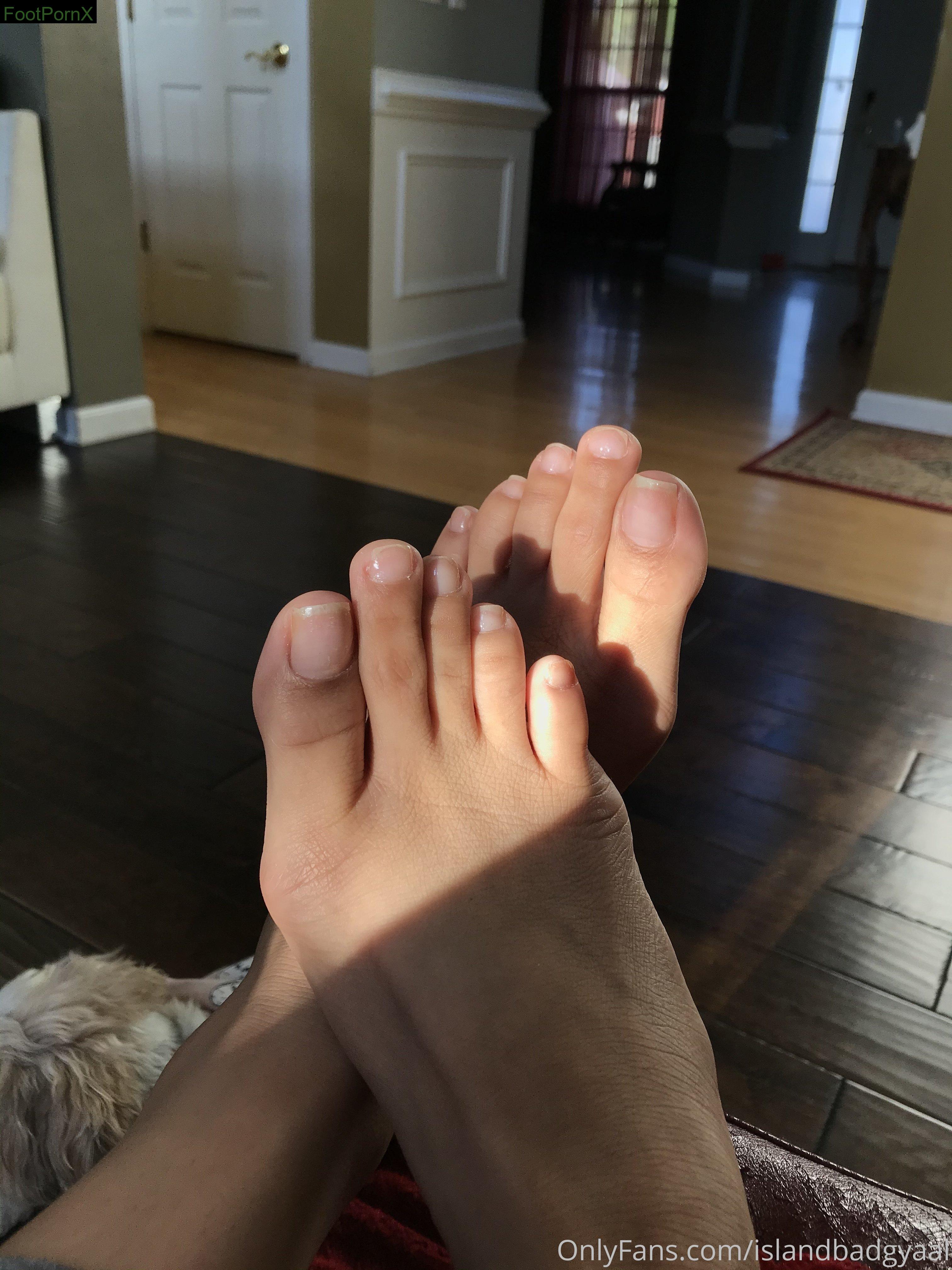 islandbadgyaal feet