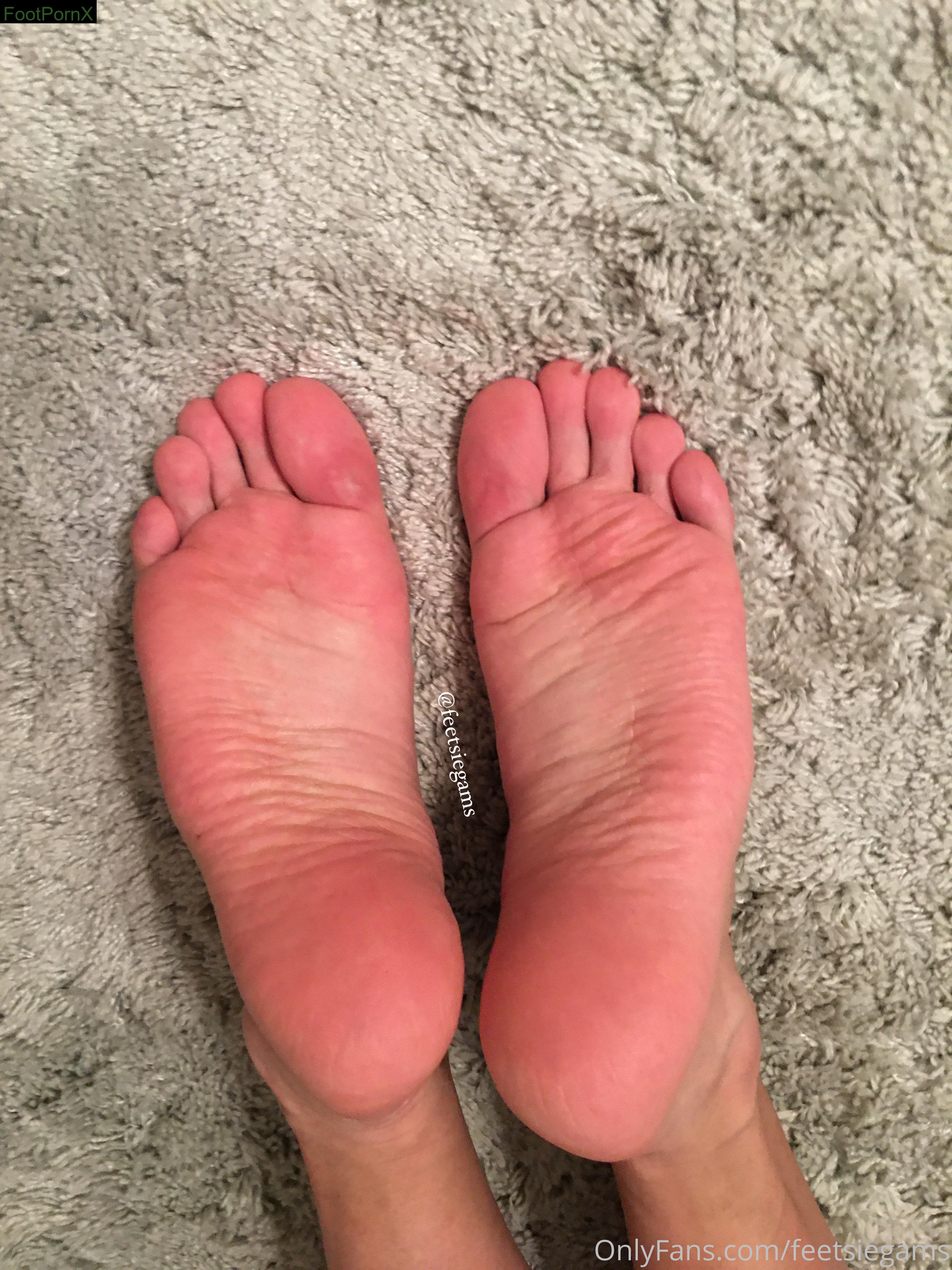 feetsiegams feet