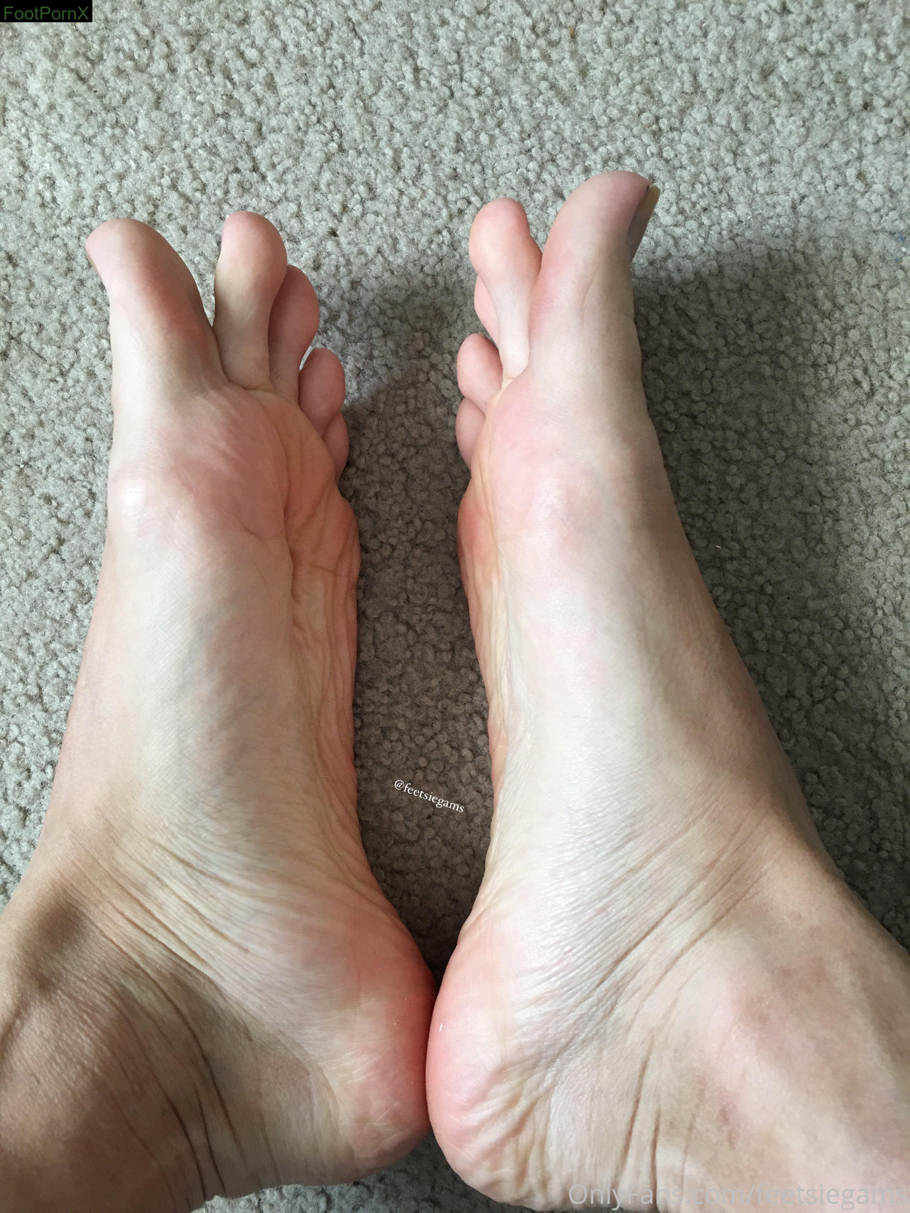 feetsiegams feet