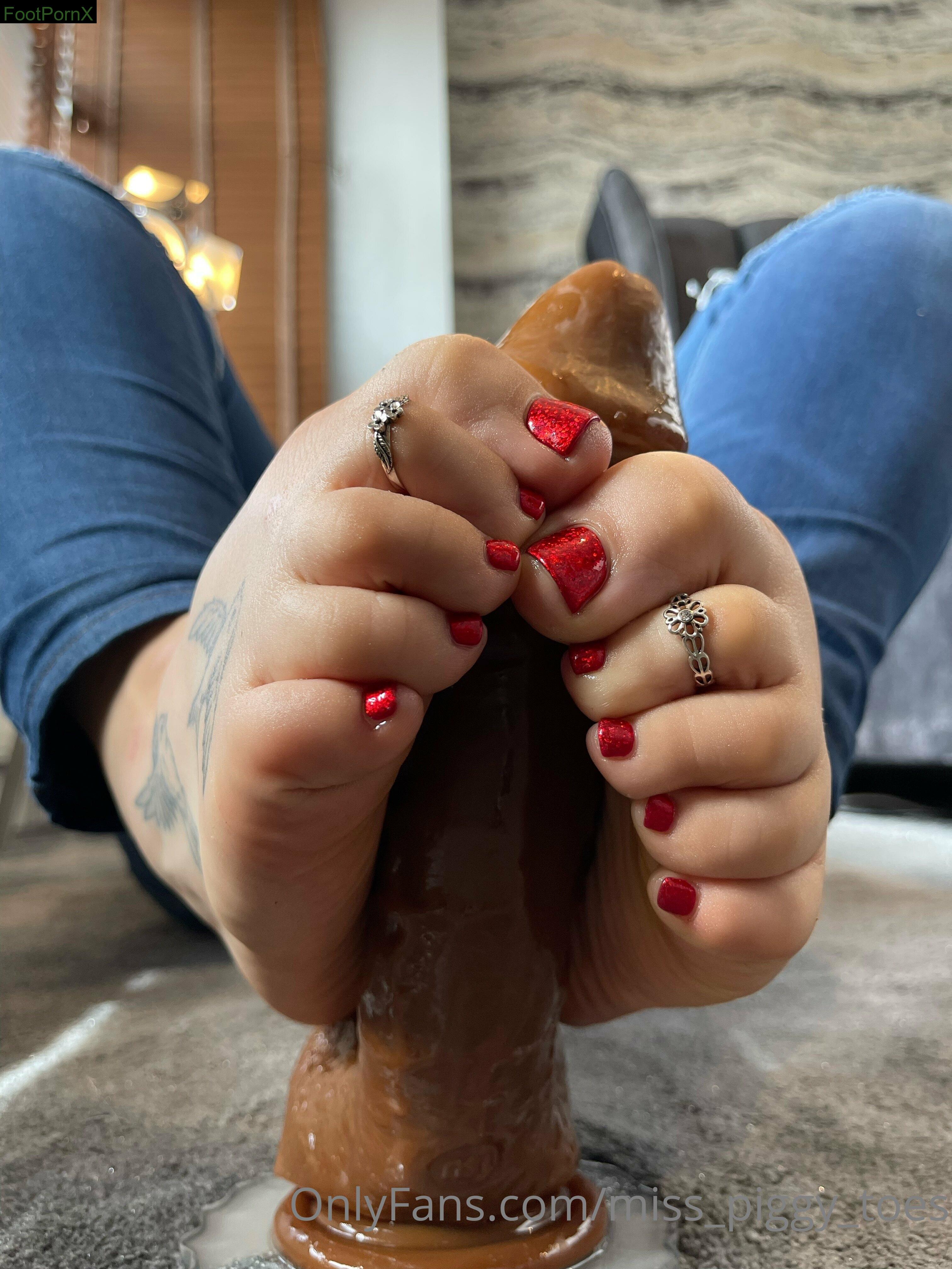 miss_piggy_toes feet