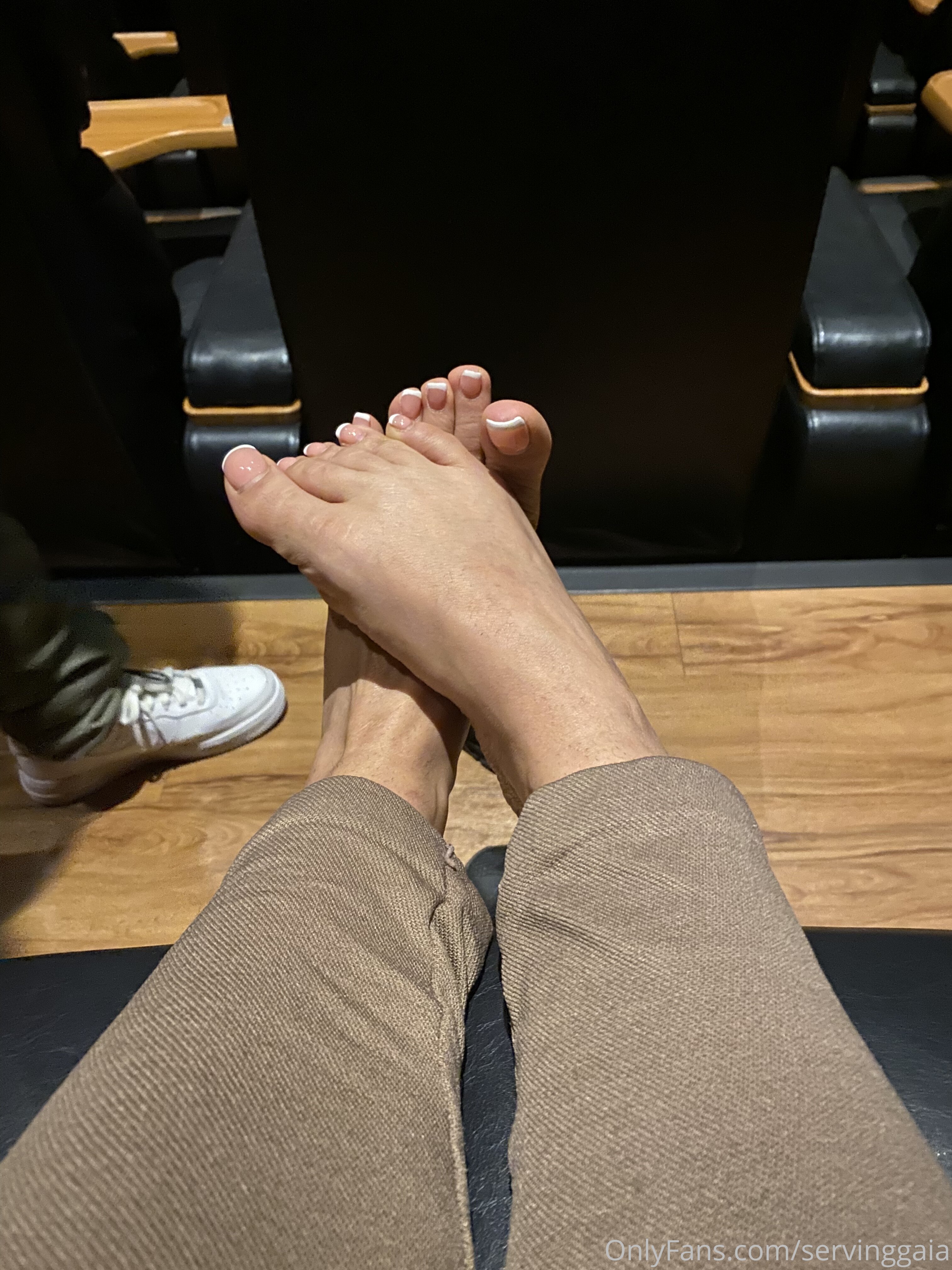 servinggaia feet