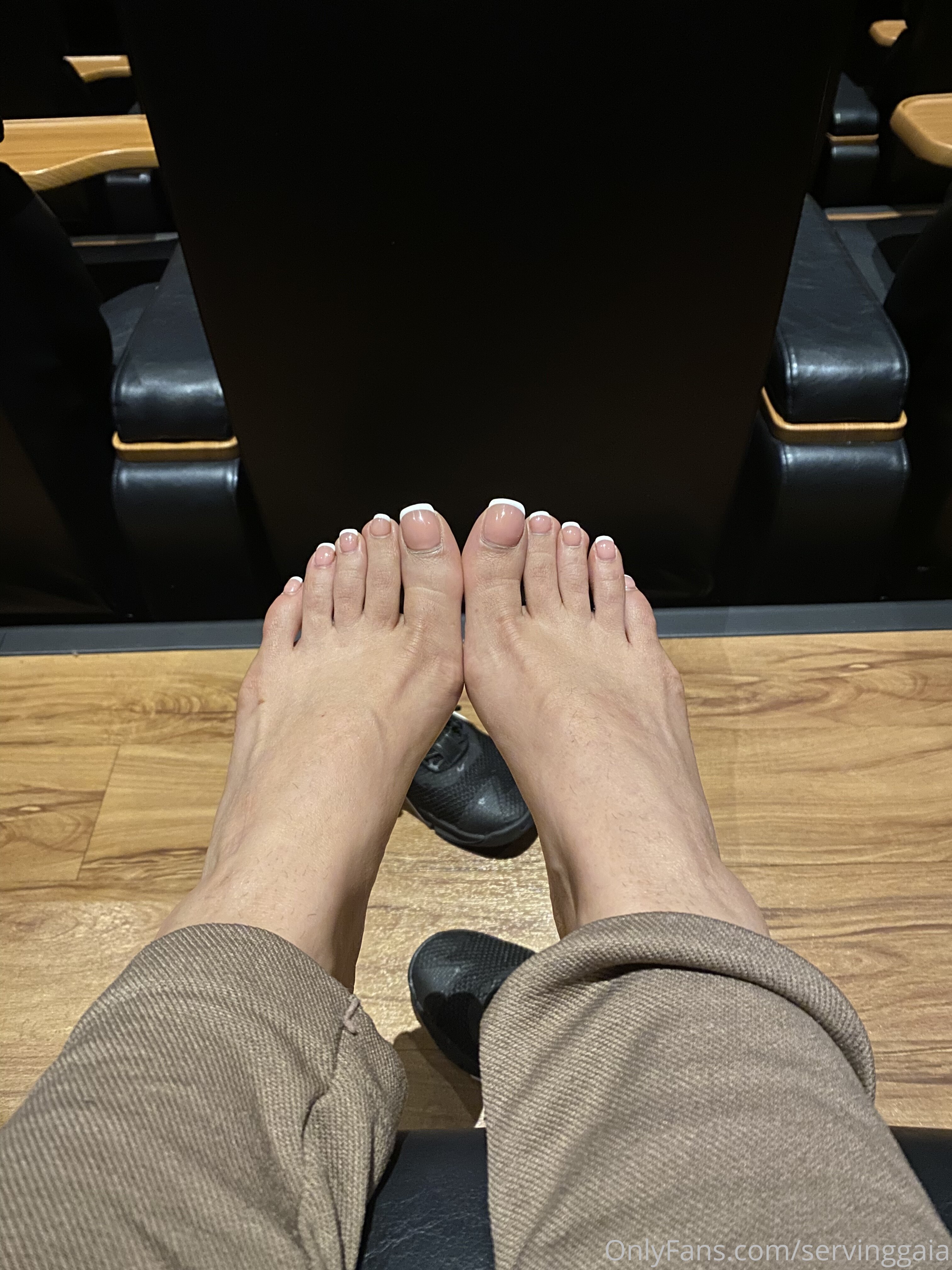 servinggaia feet