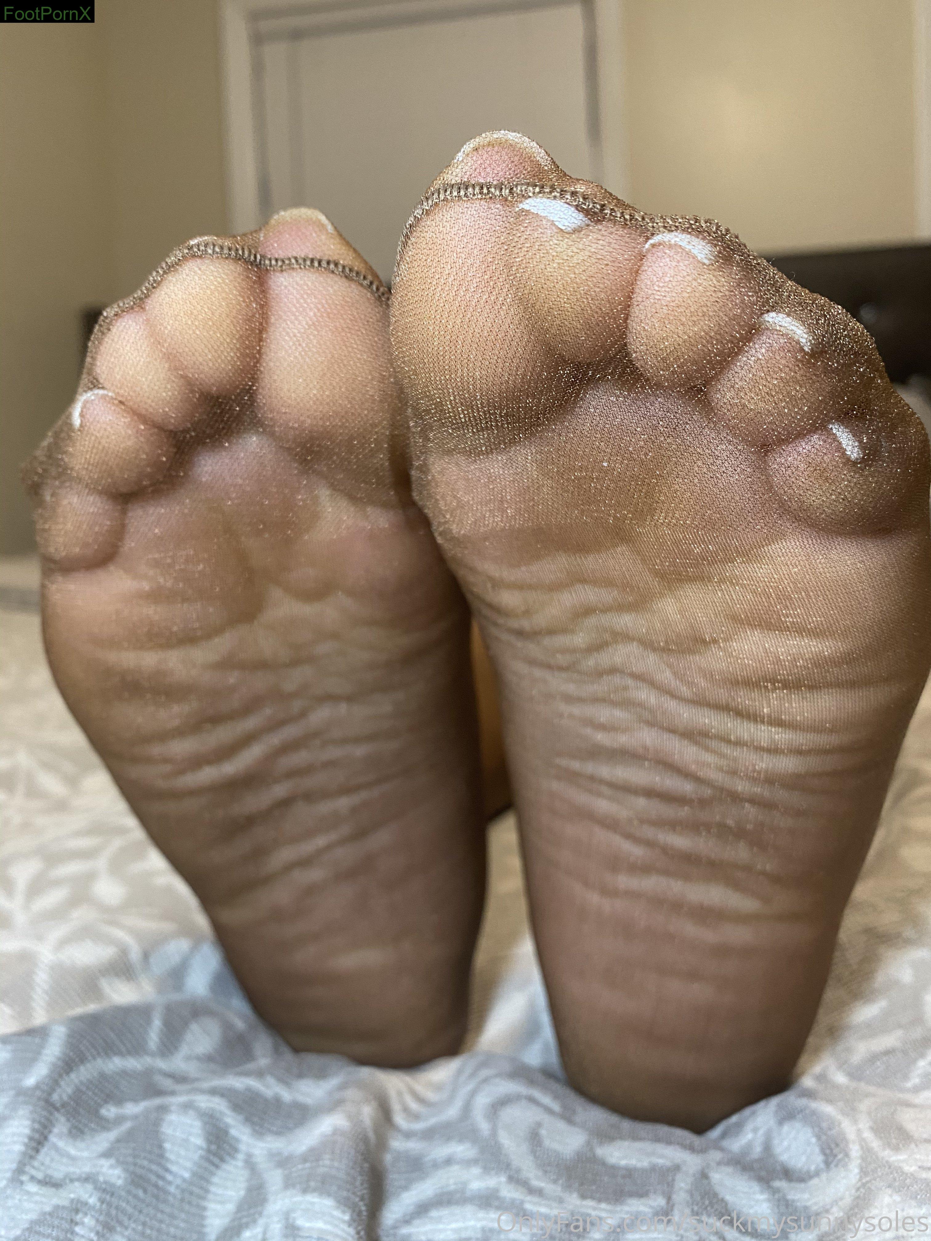 suckmysunnysoles feet