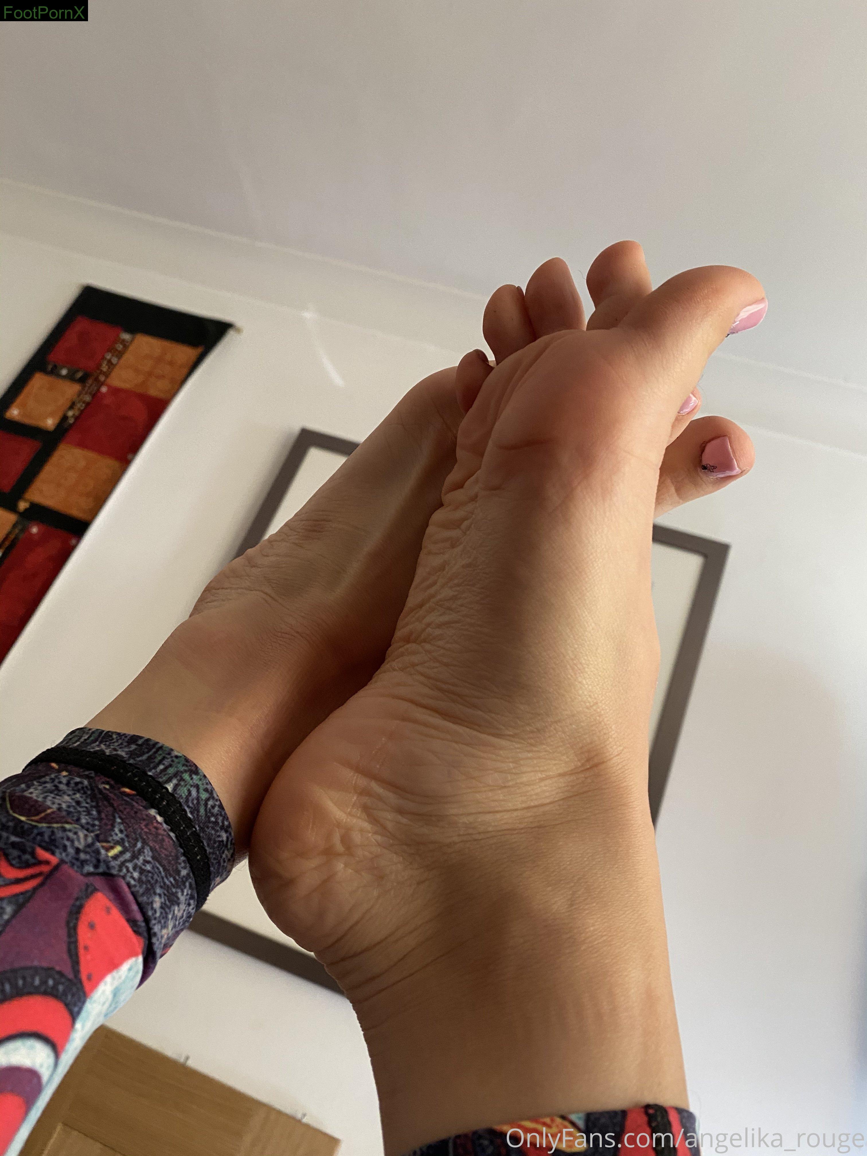 angelika_rouge feet