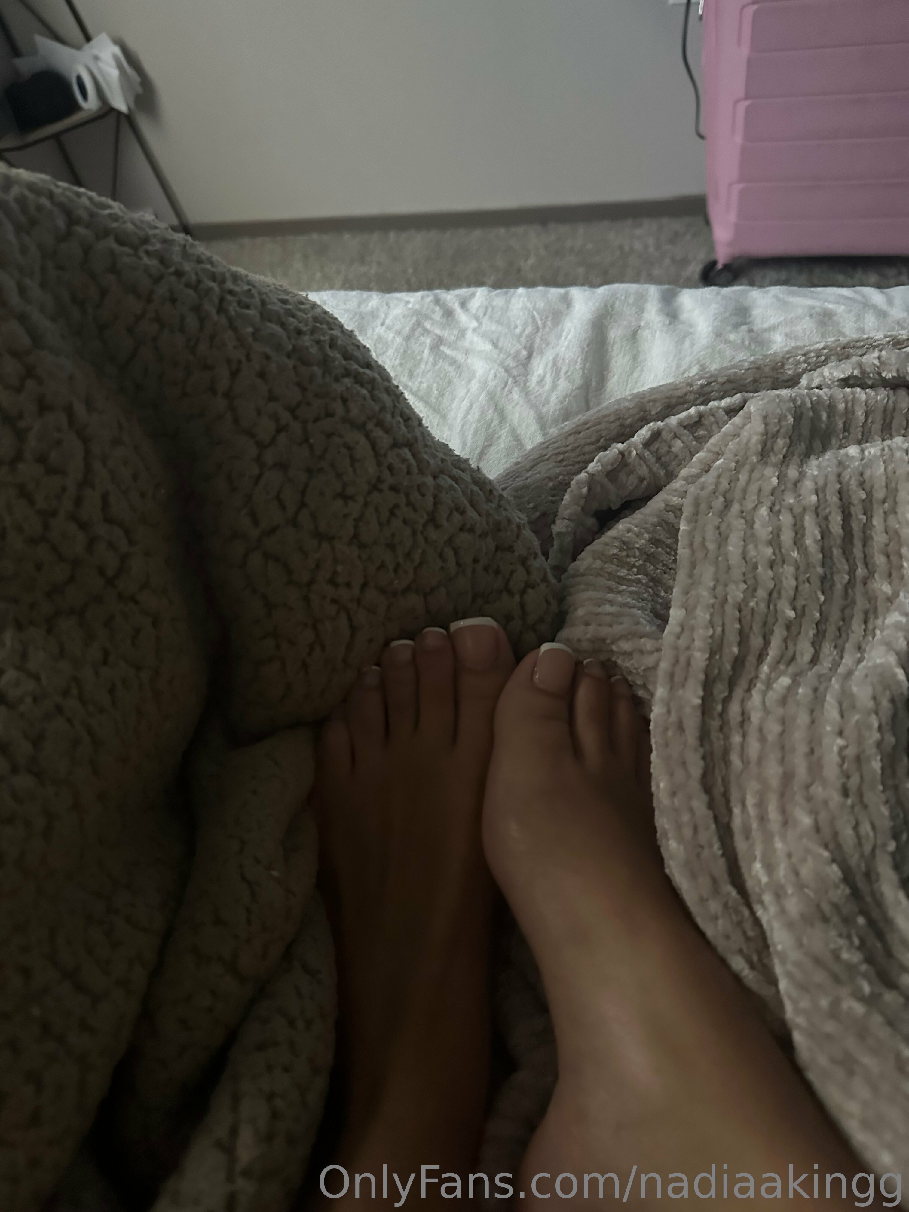 nadiaakingg feet