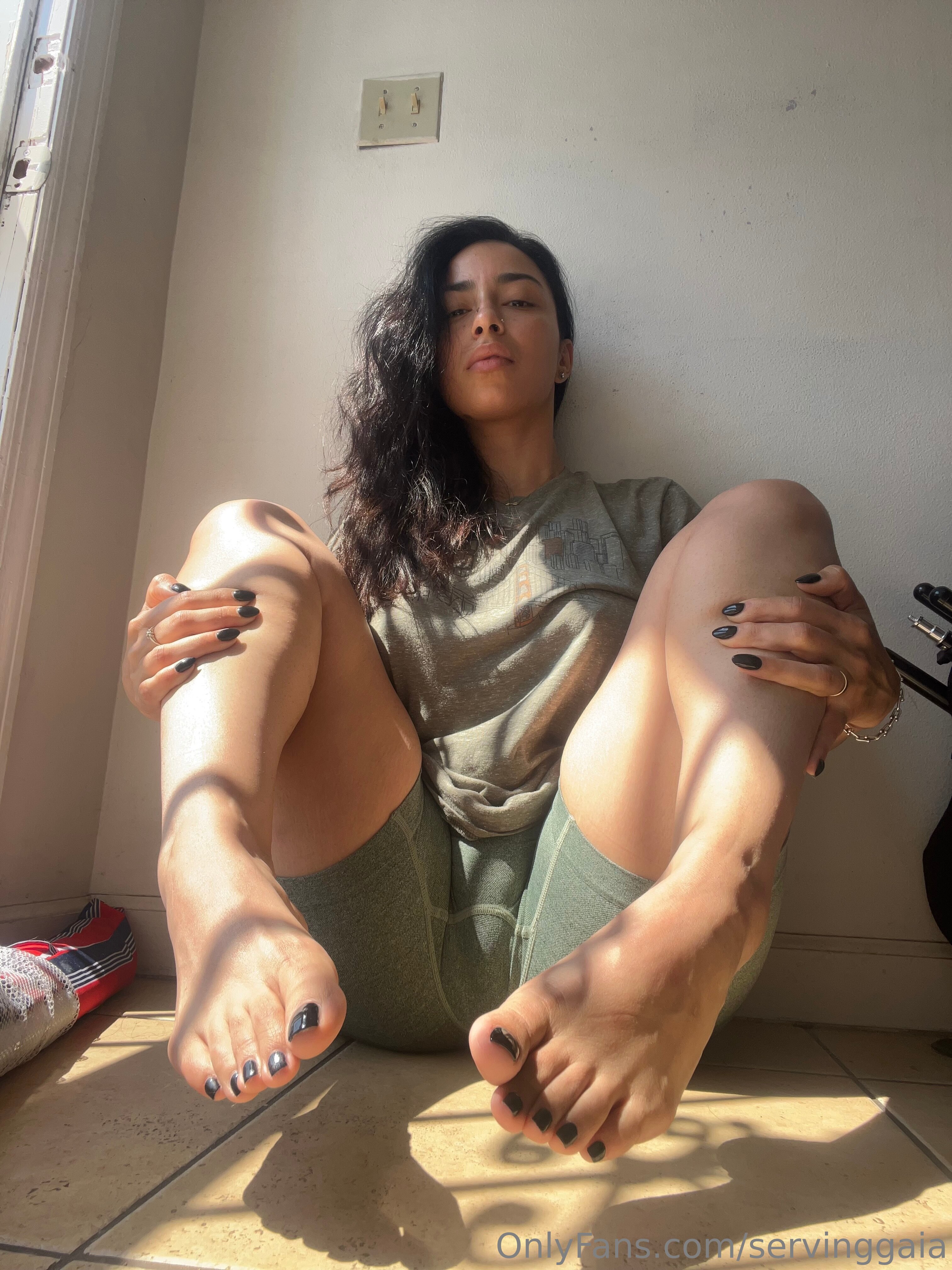 servinggaia feet