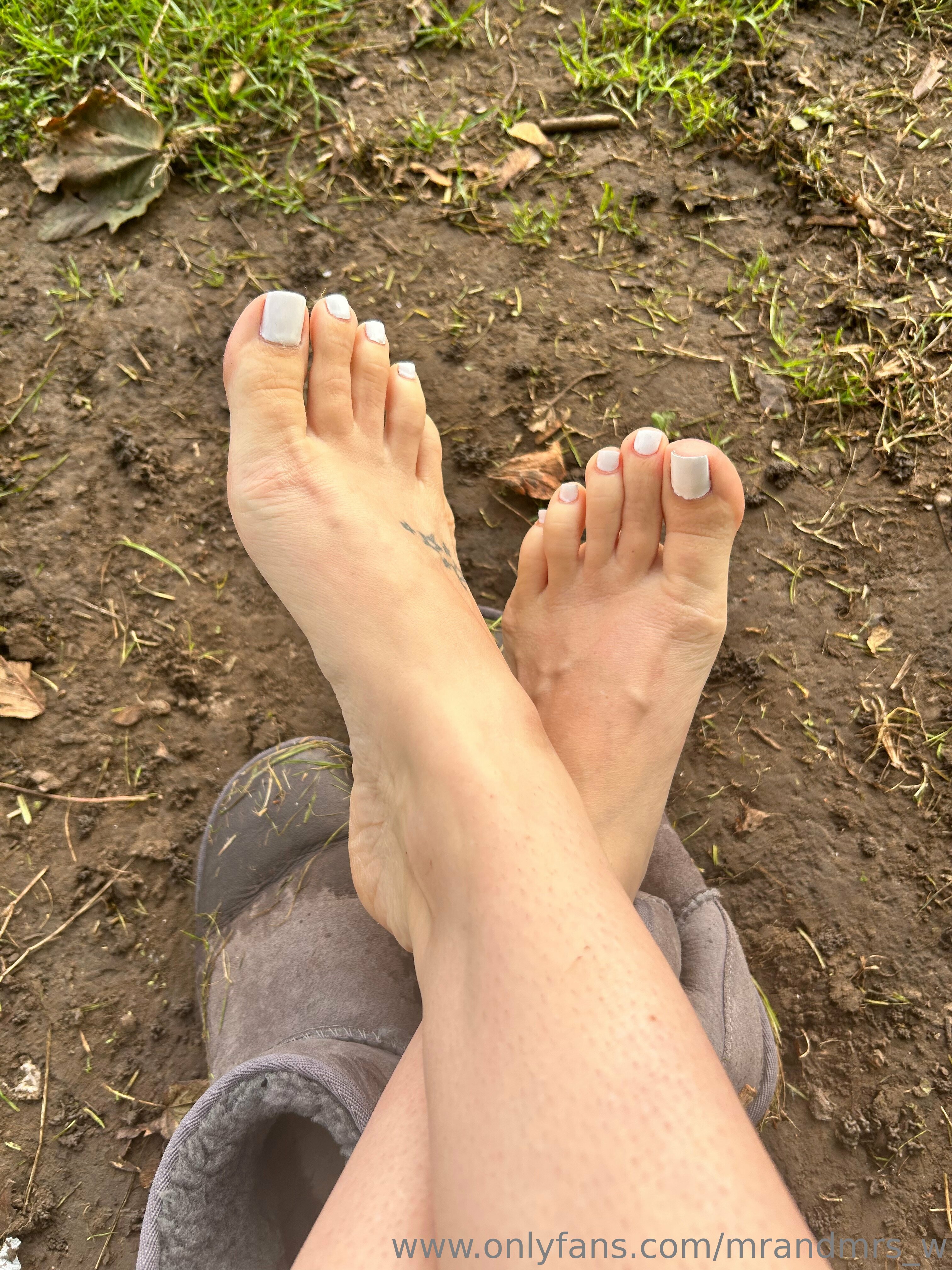 mrandmrs_w feet