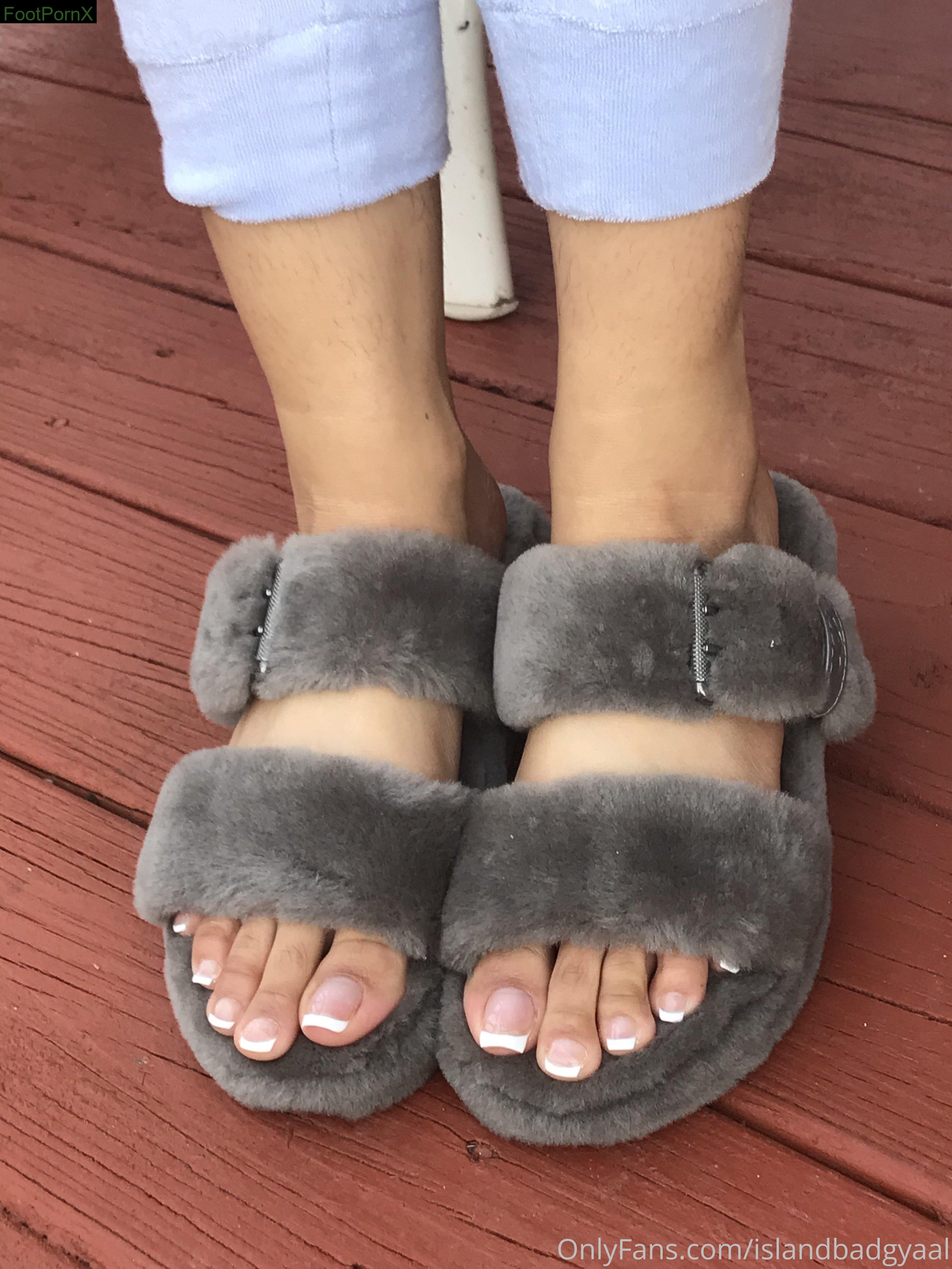 islandbadgyaal feet