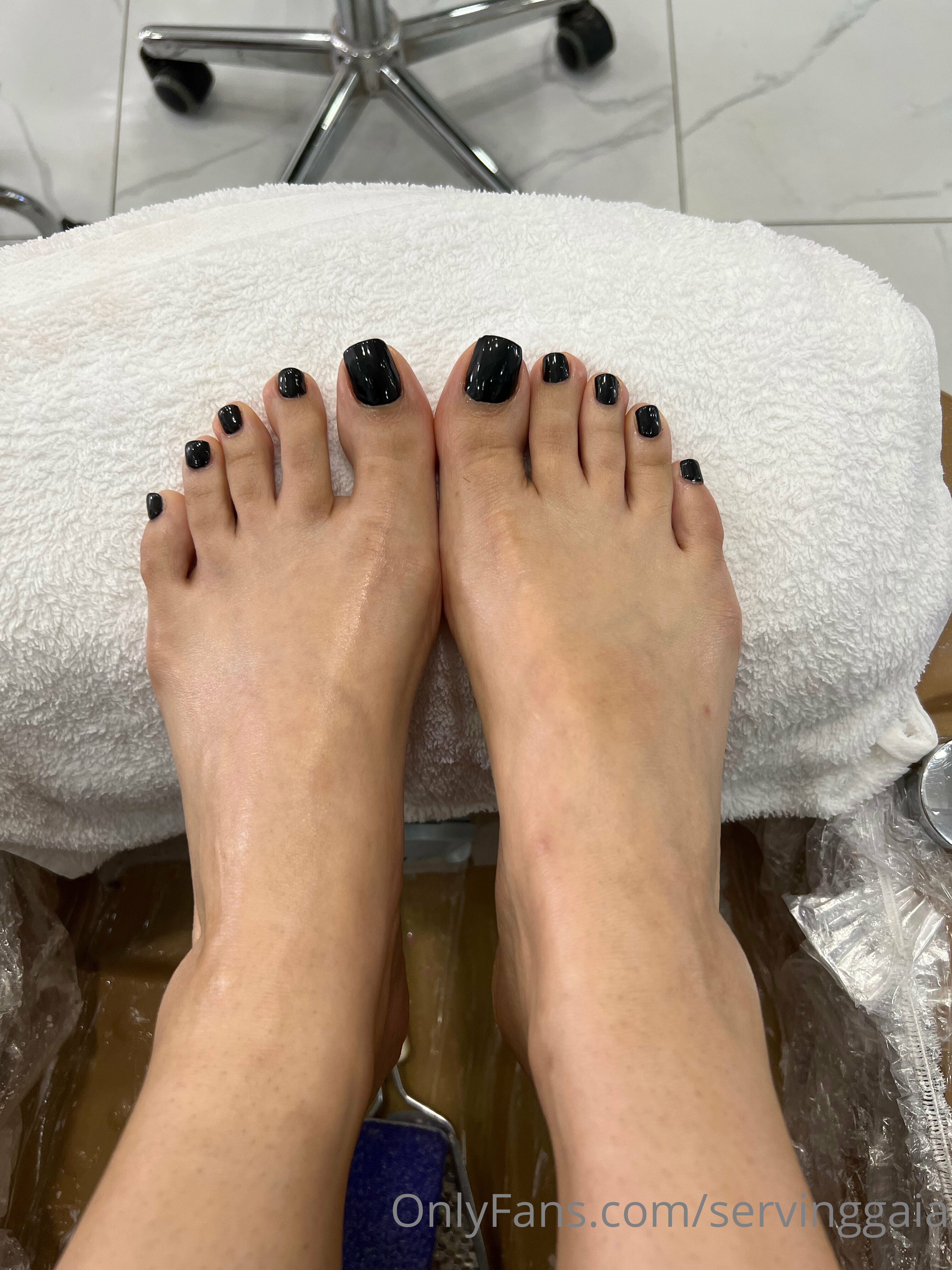 servinggaia feet