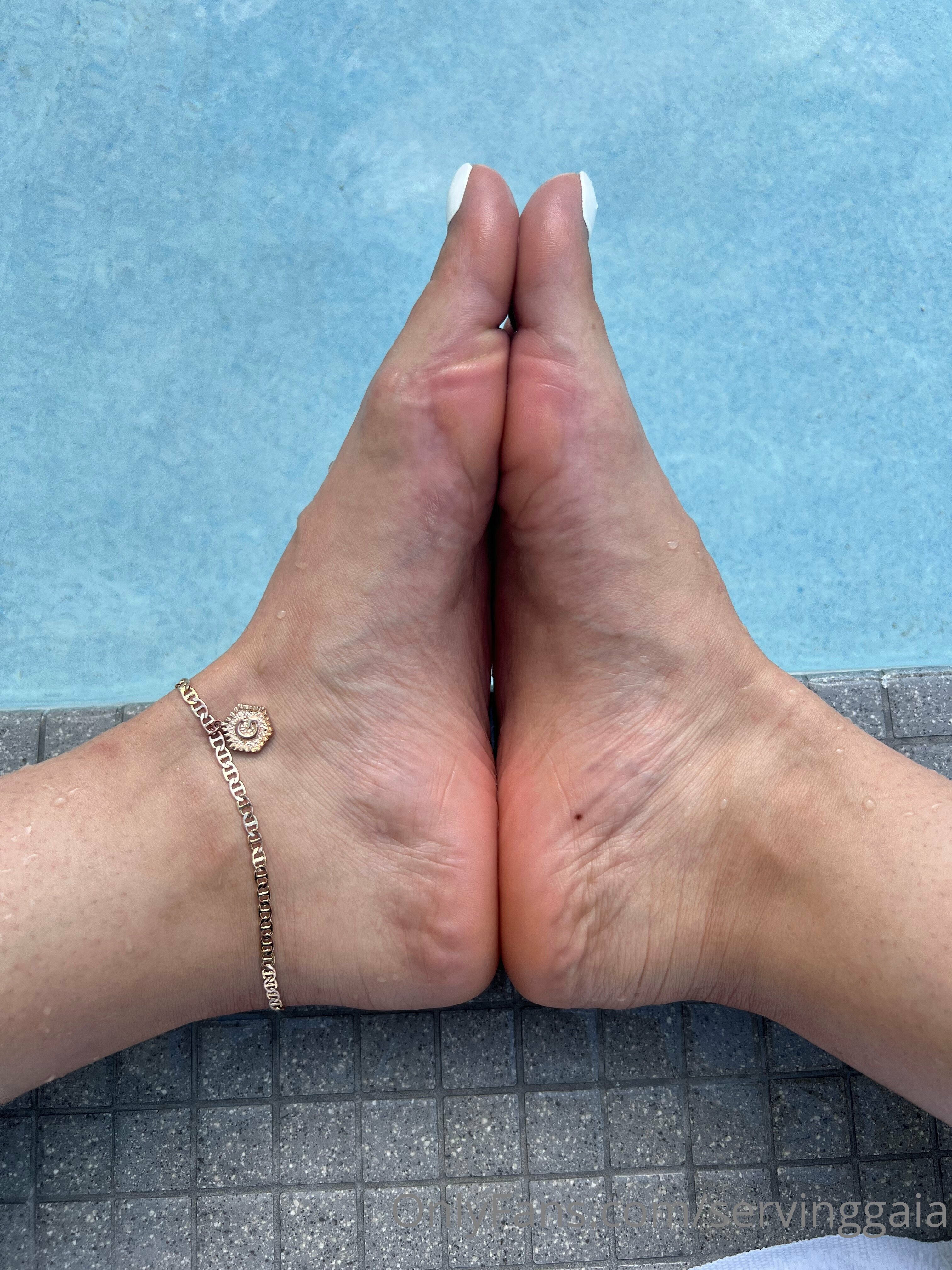 servinggaia feet