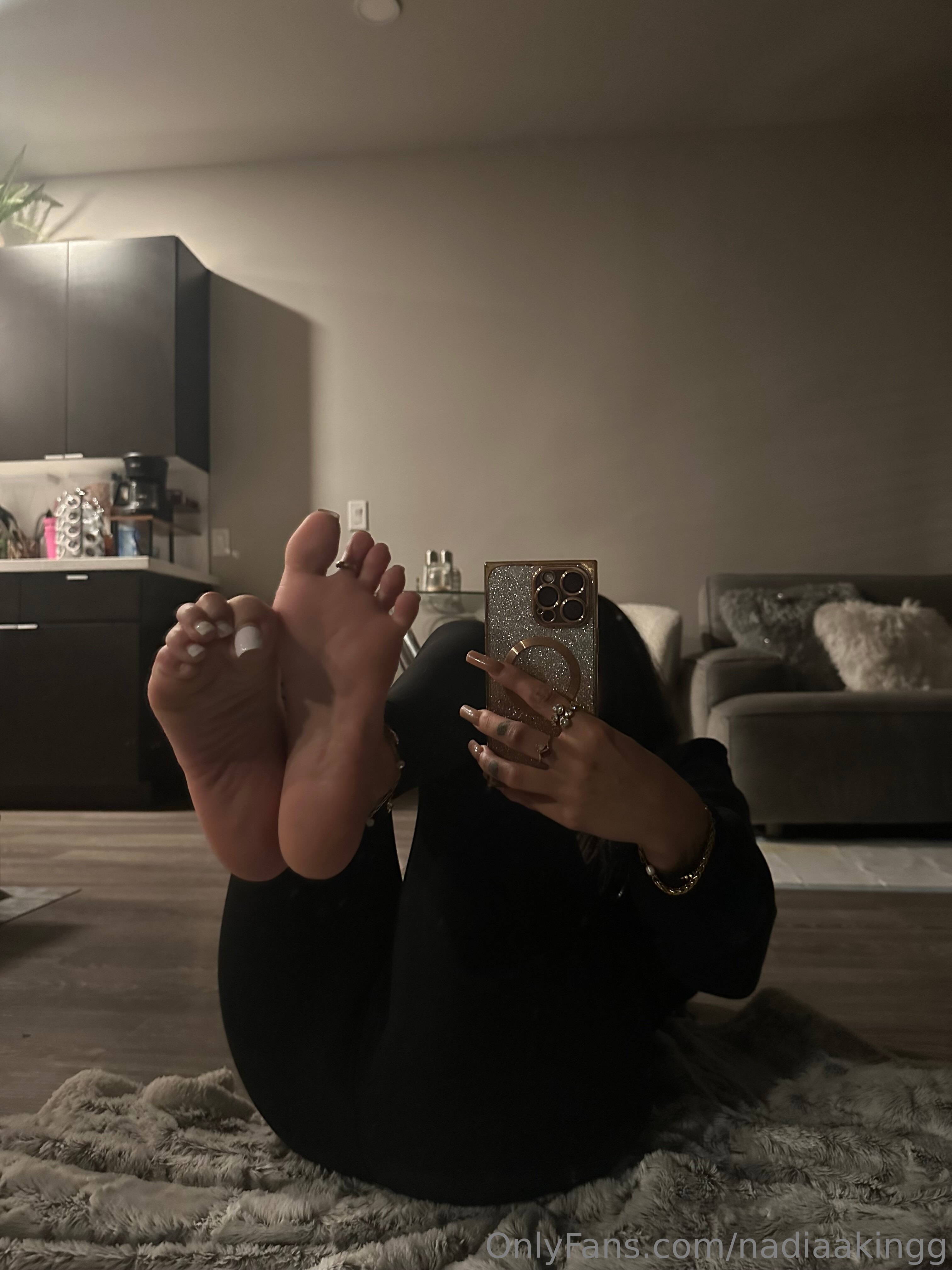 nadiaakingg feet