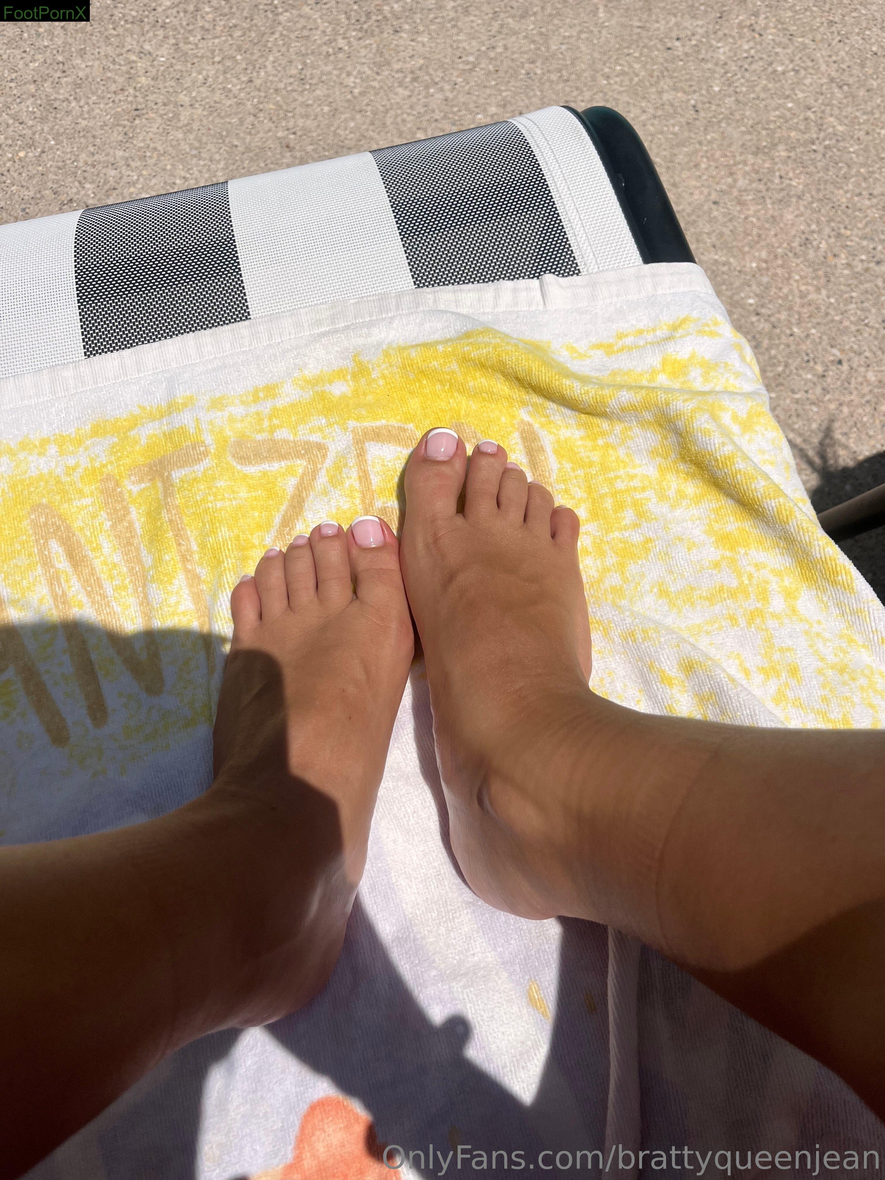 brattyqueenjean feet