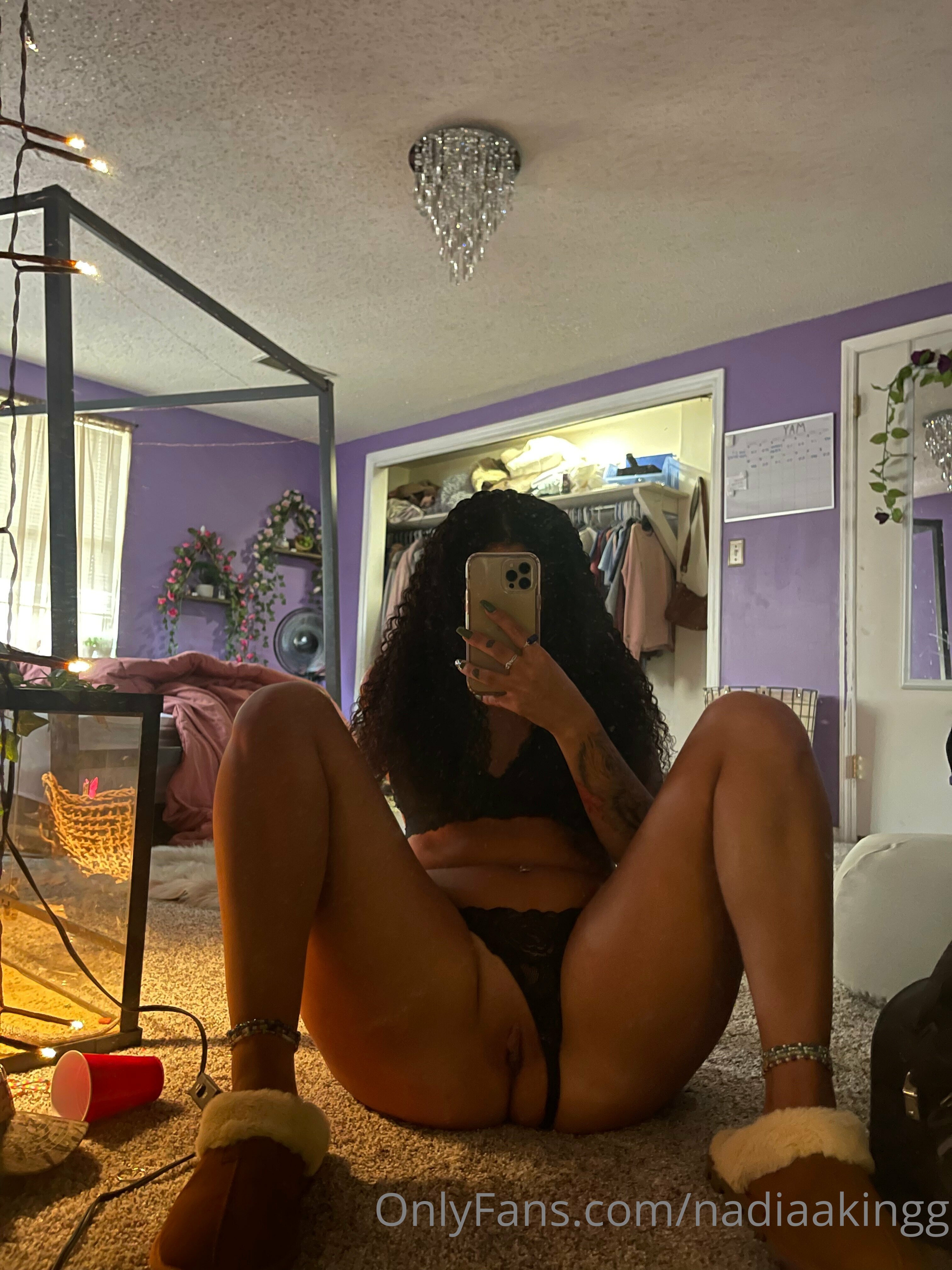 nadiaakingg feet