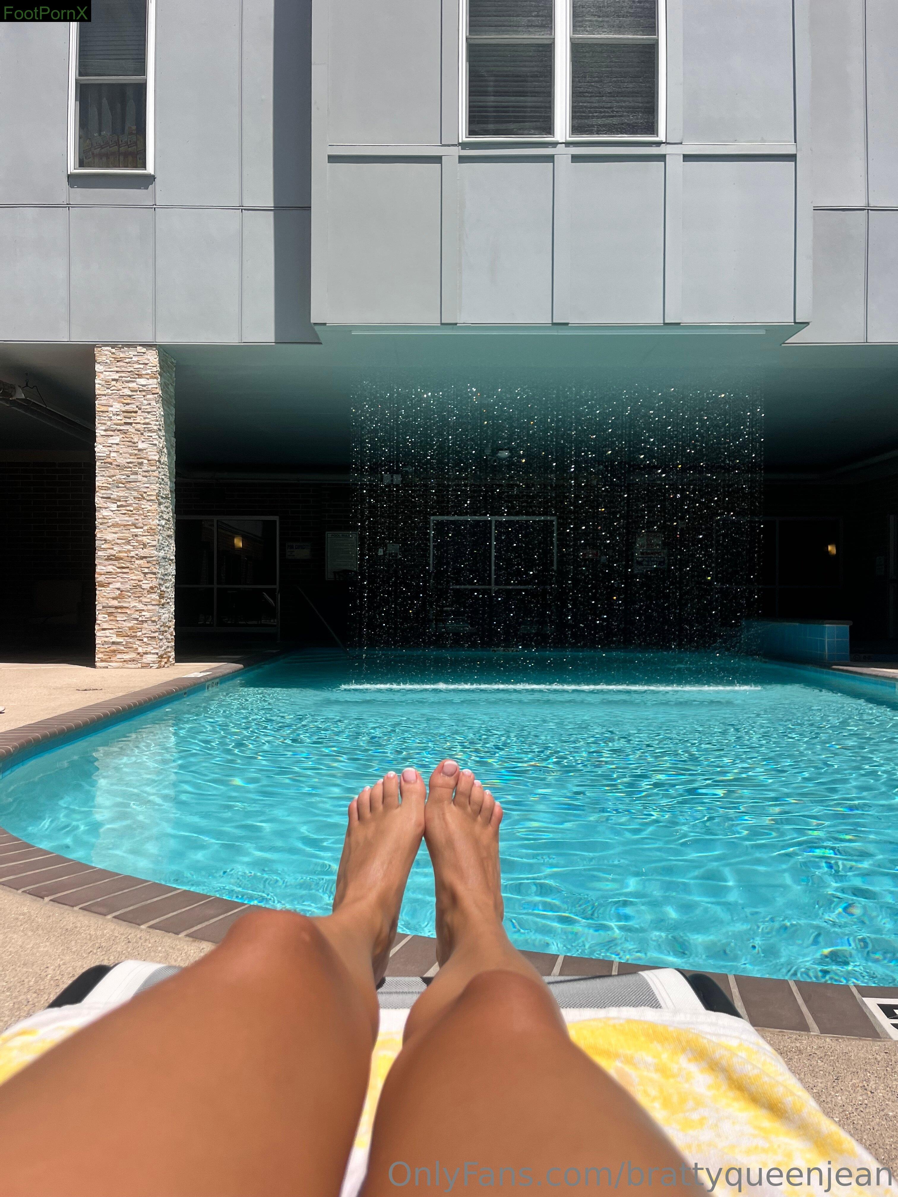 brattyqueenjean feet
