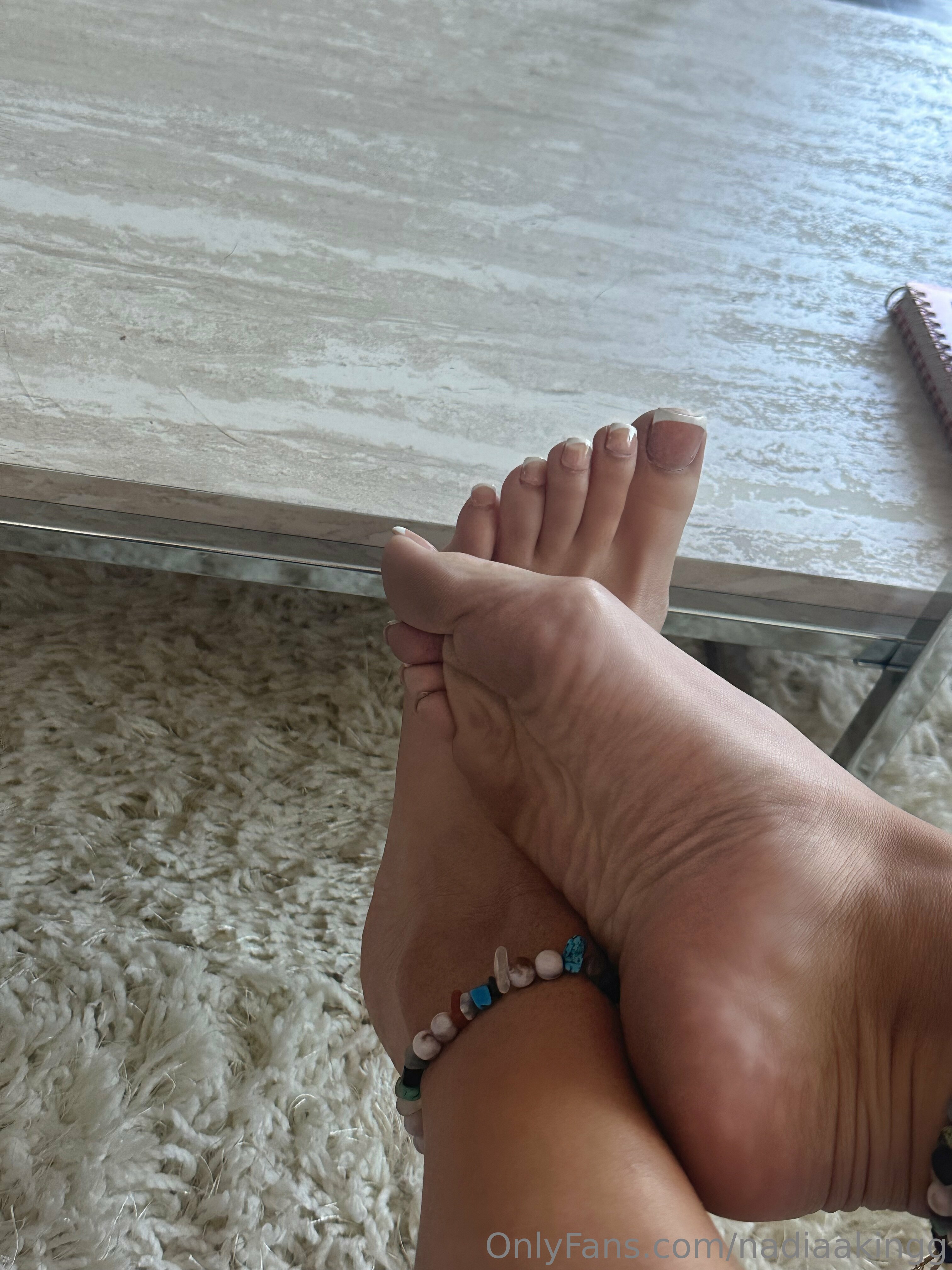 nadiaakingg feet