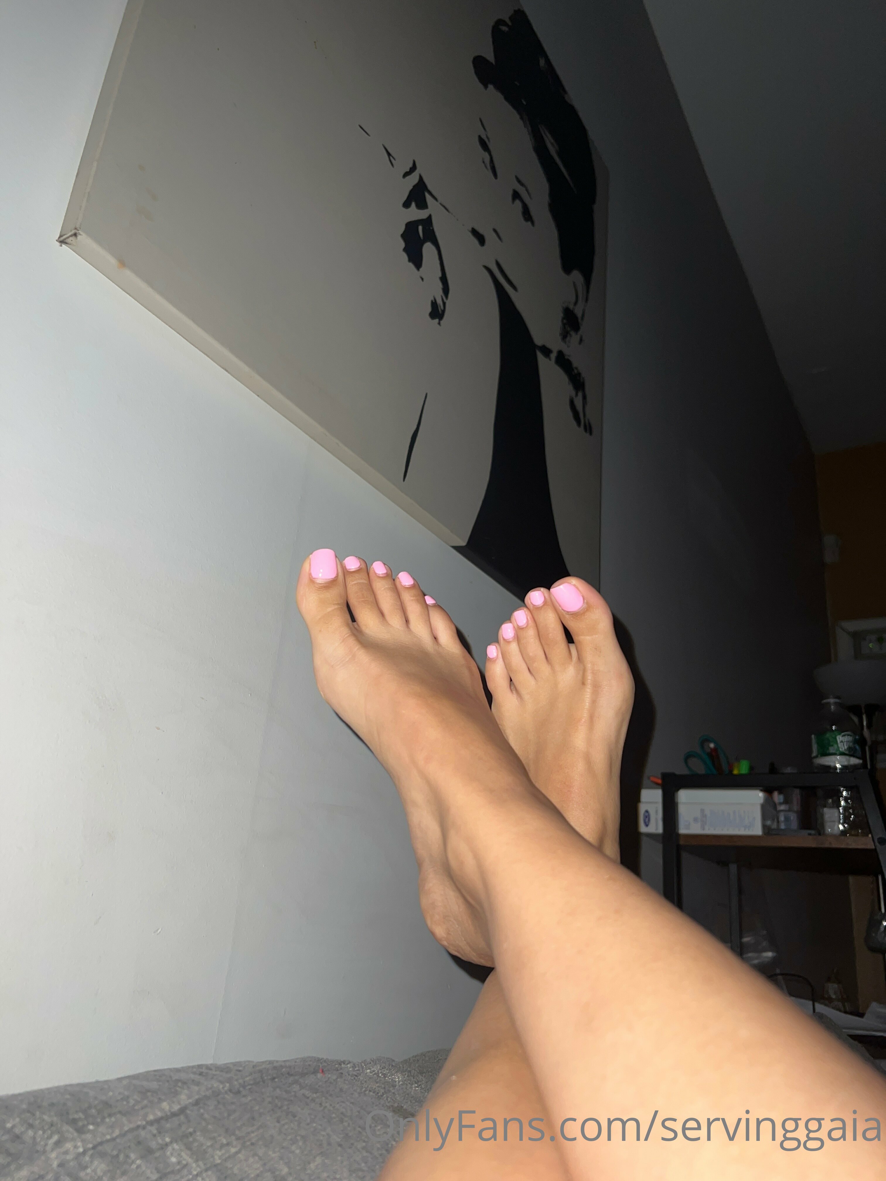 servinggaia feet