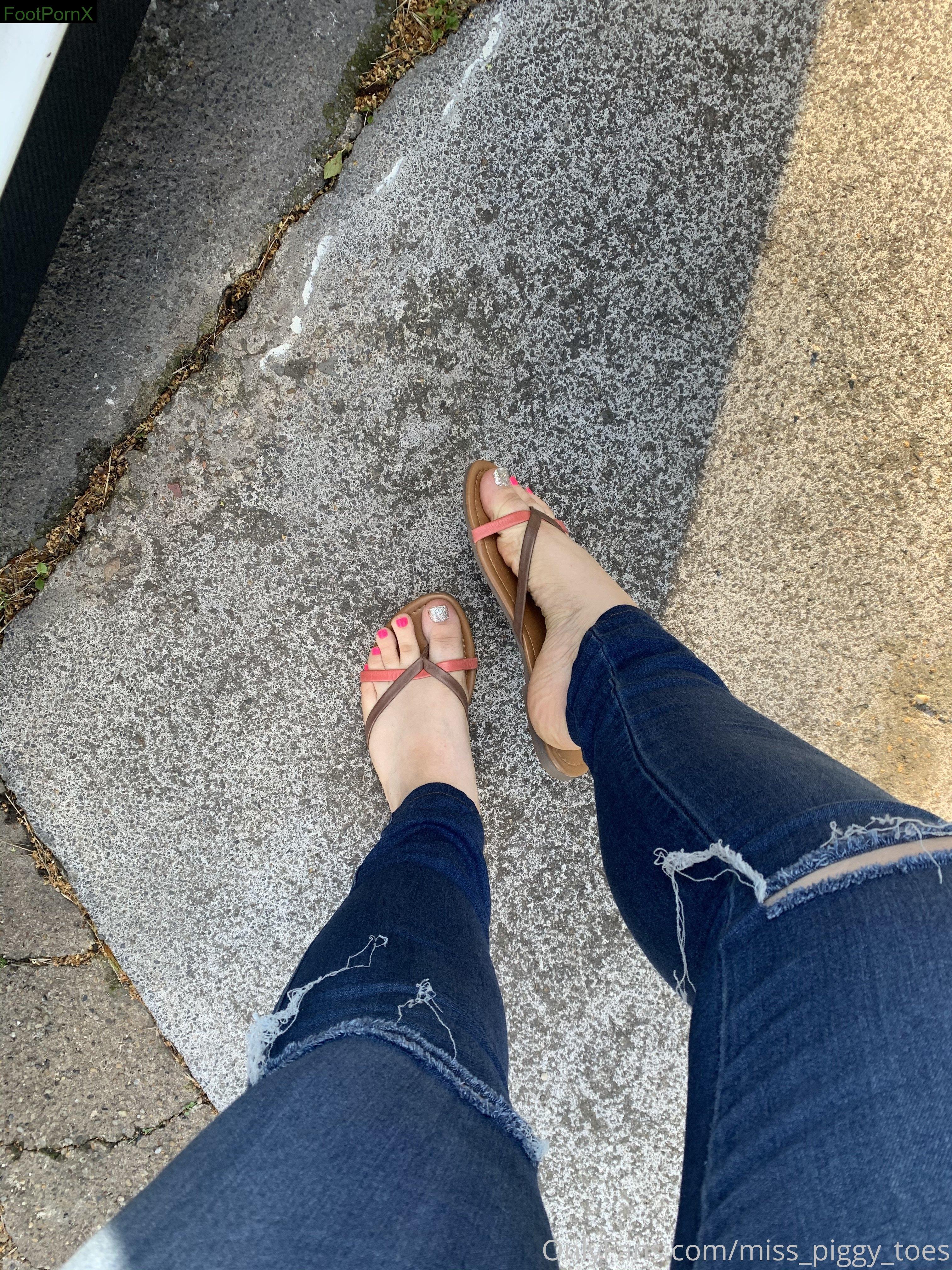 miss_piggy_toes feet