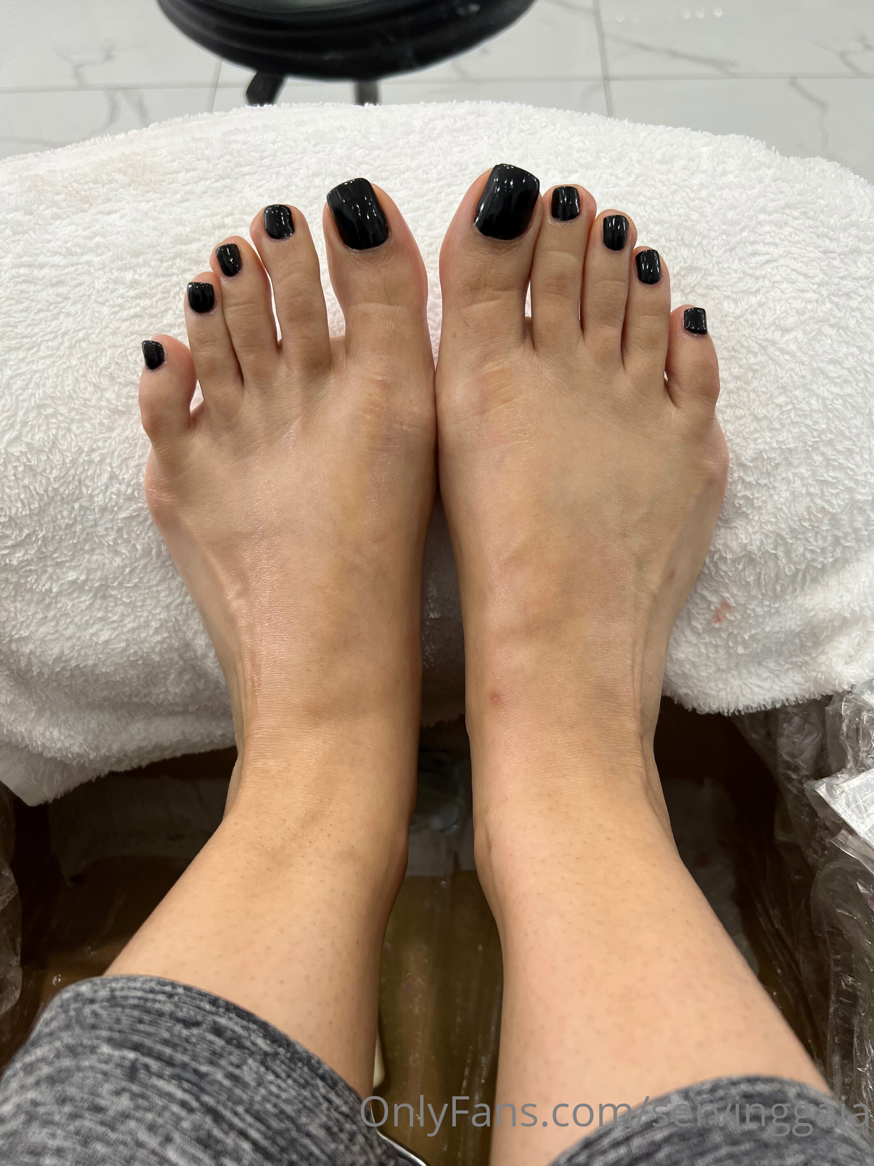 servinggaia feet