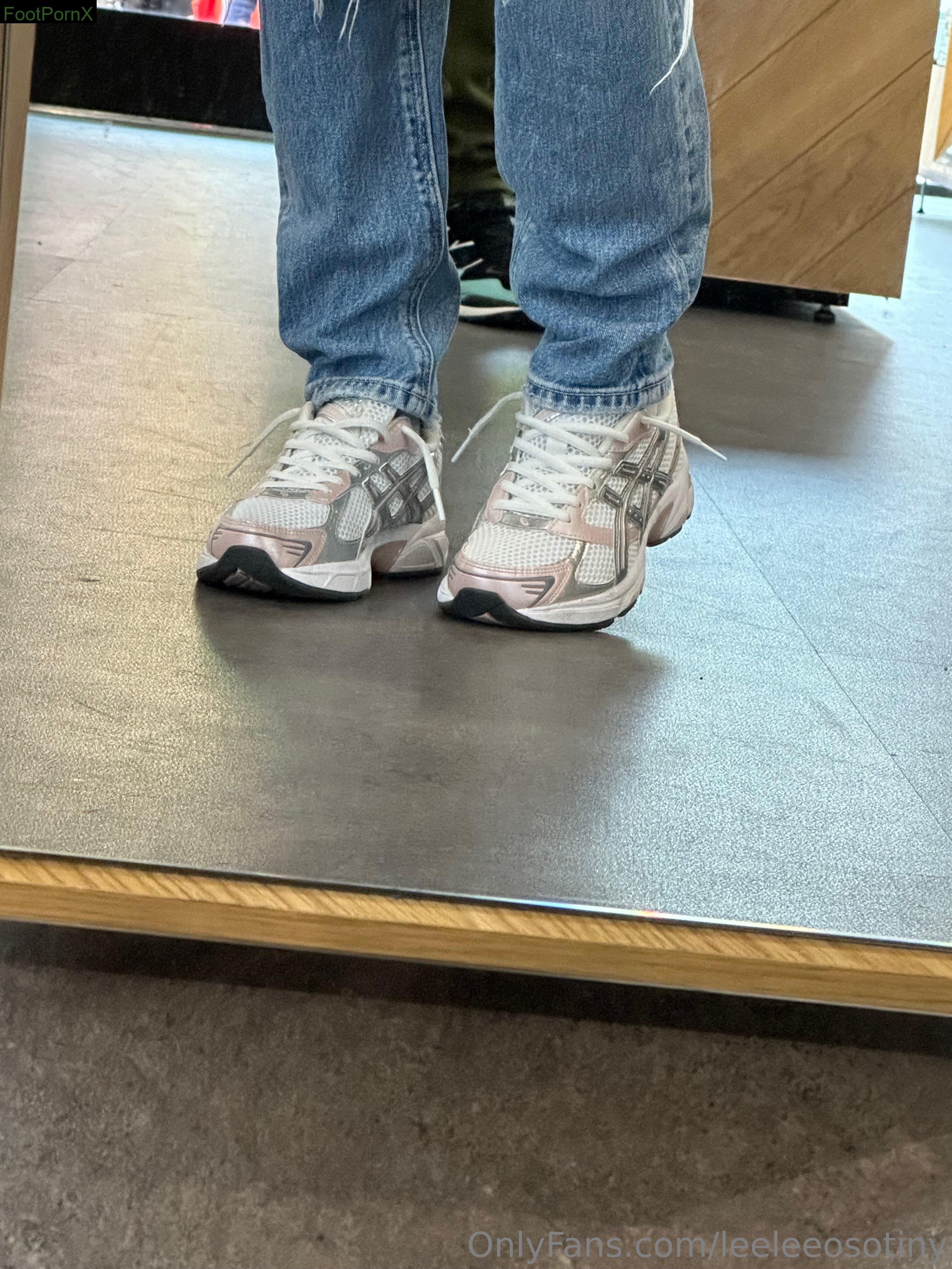 leeleeosotiny feet
