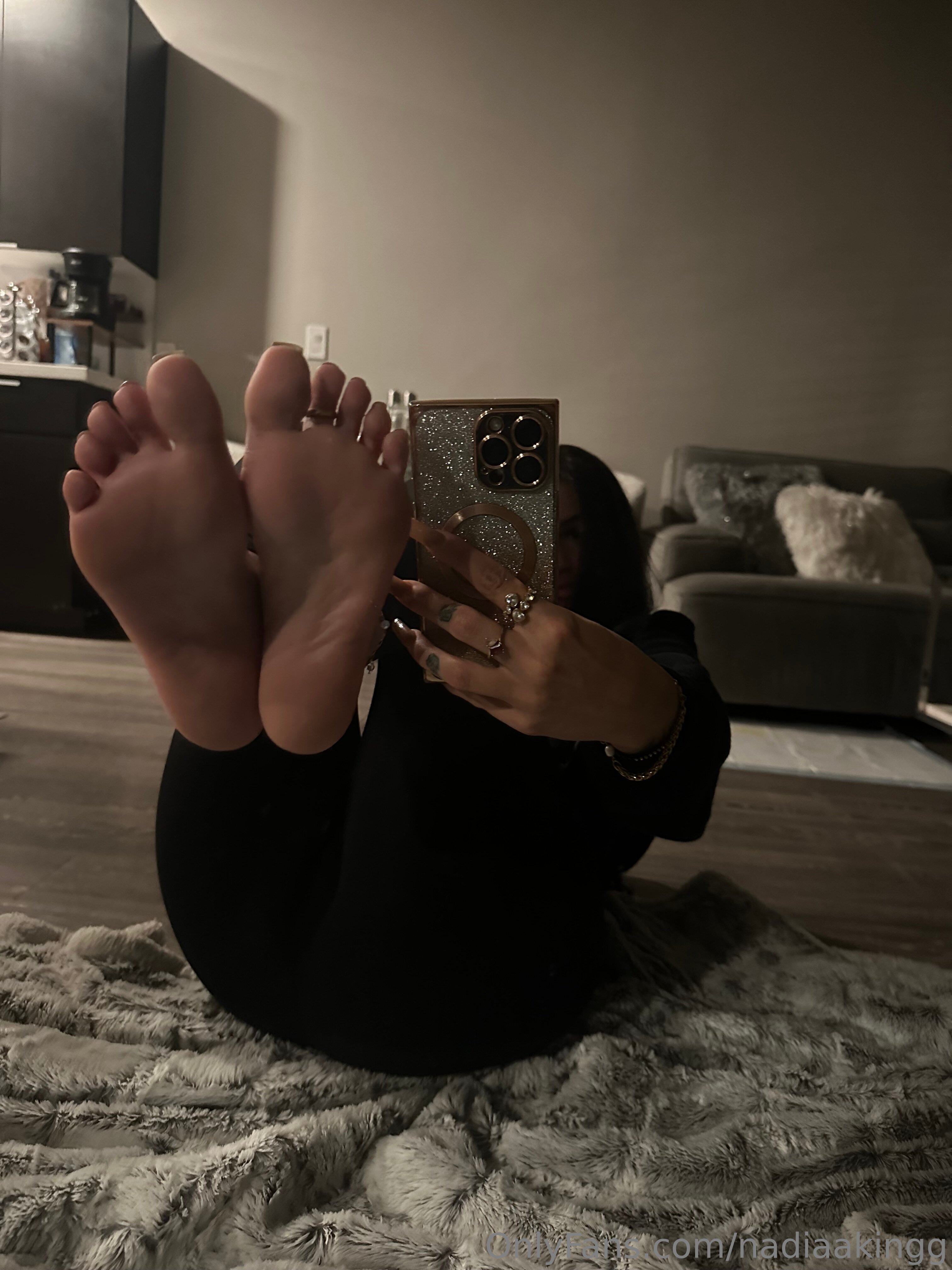 nadiaakingg feet