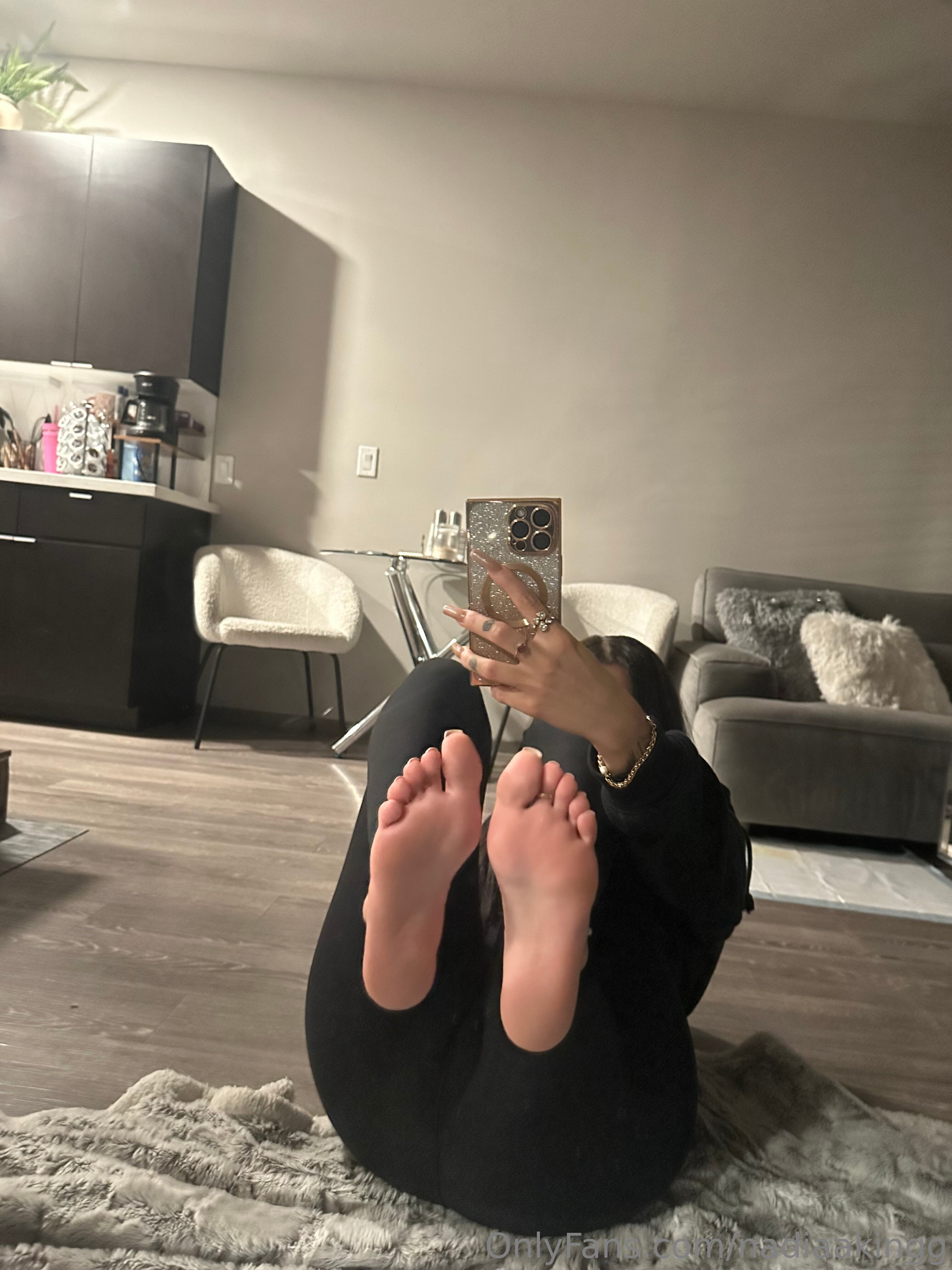 nadiaakingg feet