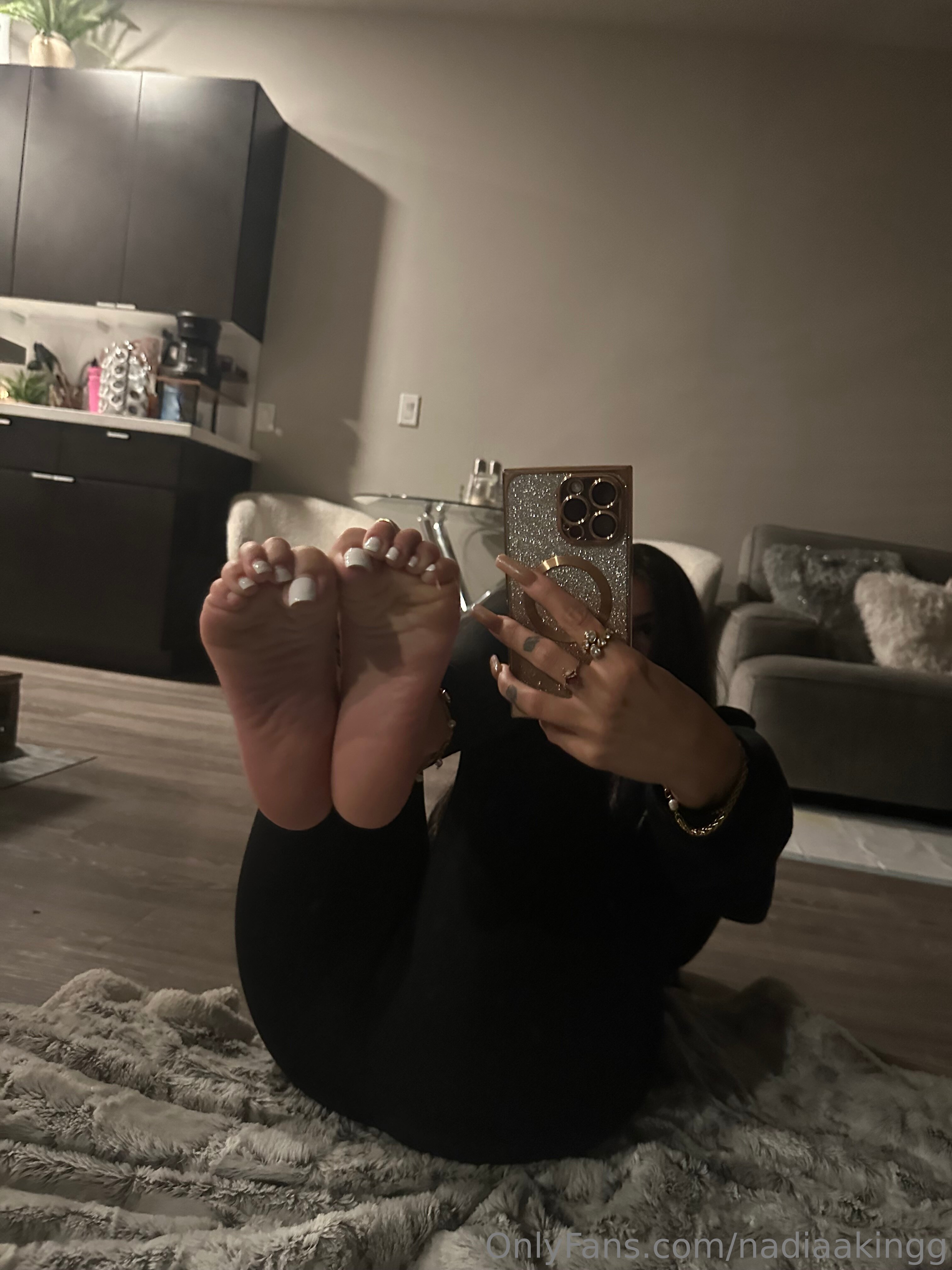 nadiaakingg feet