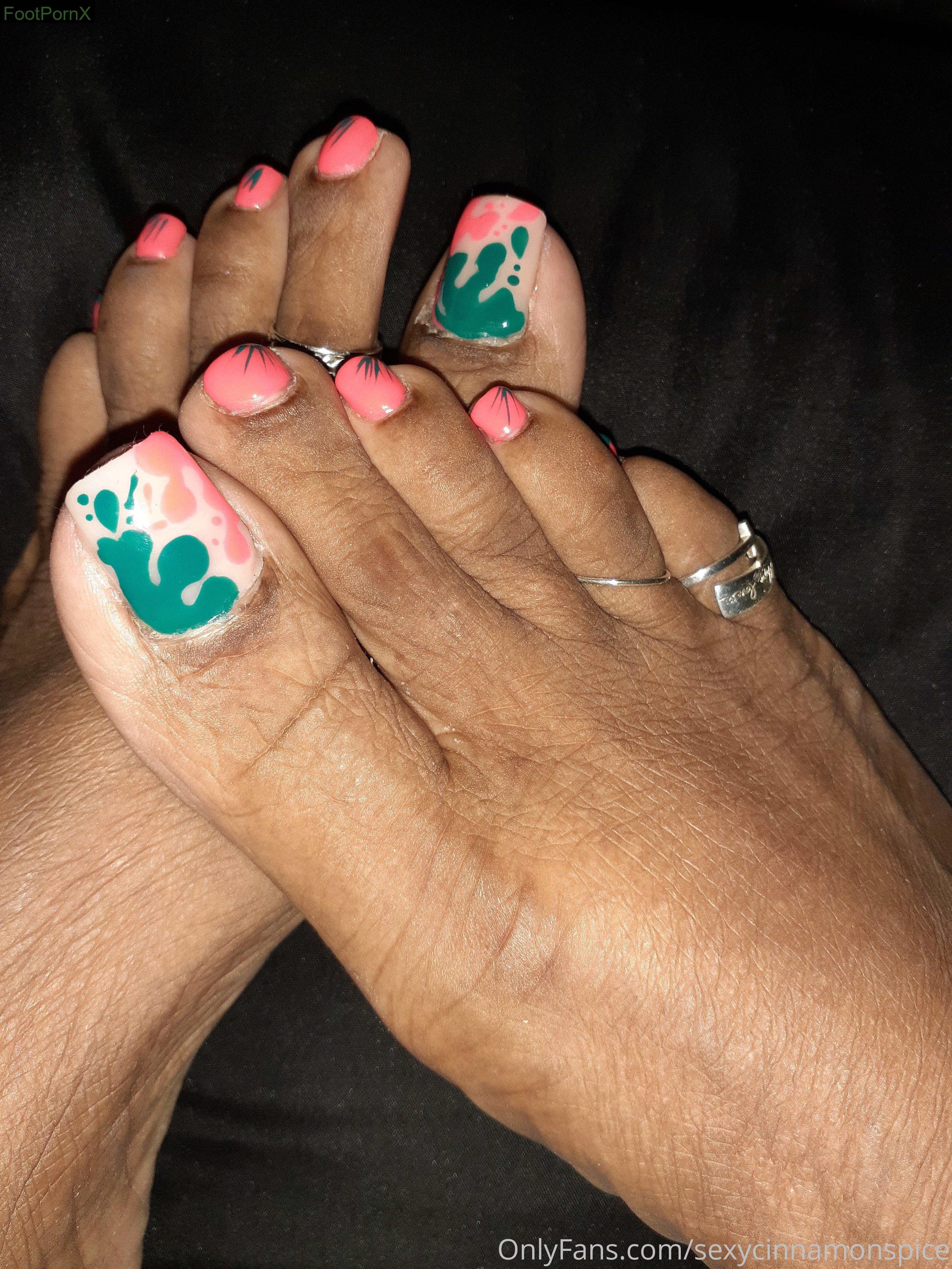 sexycinnamonspice feet